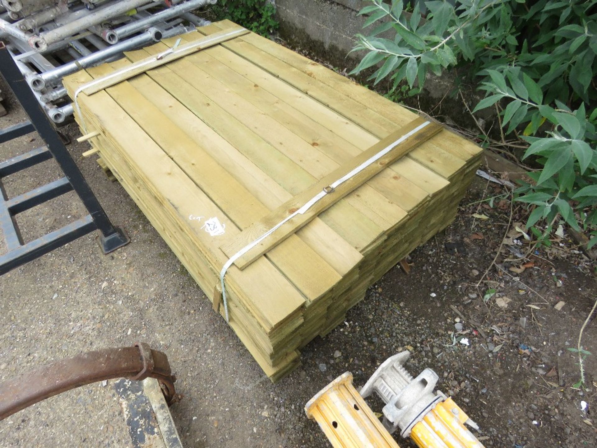 PACK OF FEATHER EDGE TIMBER CLADDING BOARDS. 1.65M LENGTH X 10CM WIDTH APPROX.