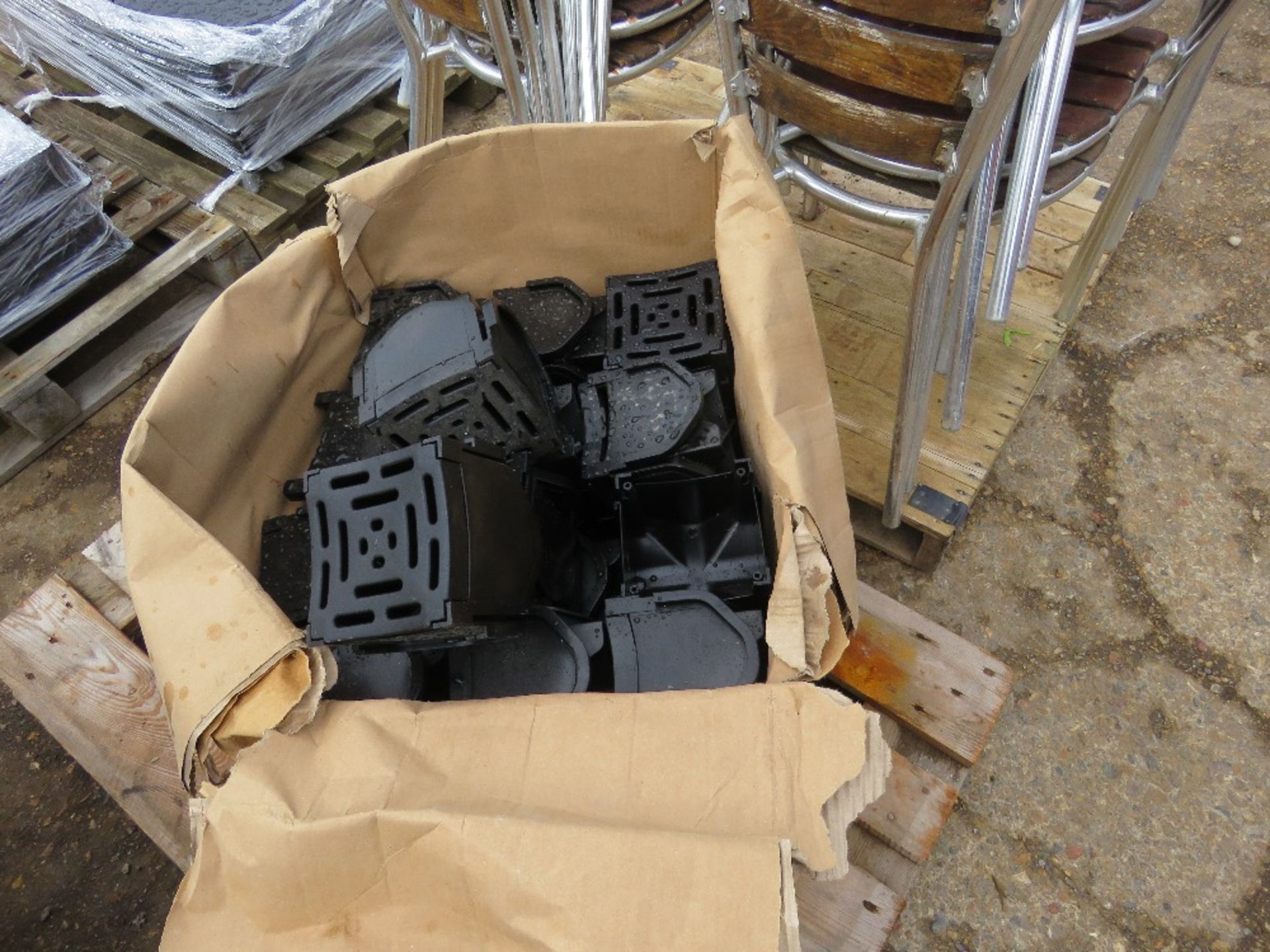 BOX OF P/PRO CHANNEL DRAIN BLOCK ANGLES. SHOP SOILED. THIS LOT IS SOLD UNDER THE AUCTIONEERS MARGIN - Image 2 of 3