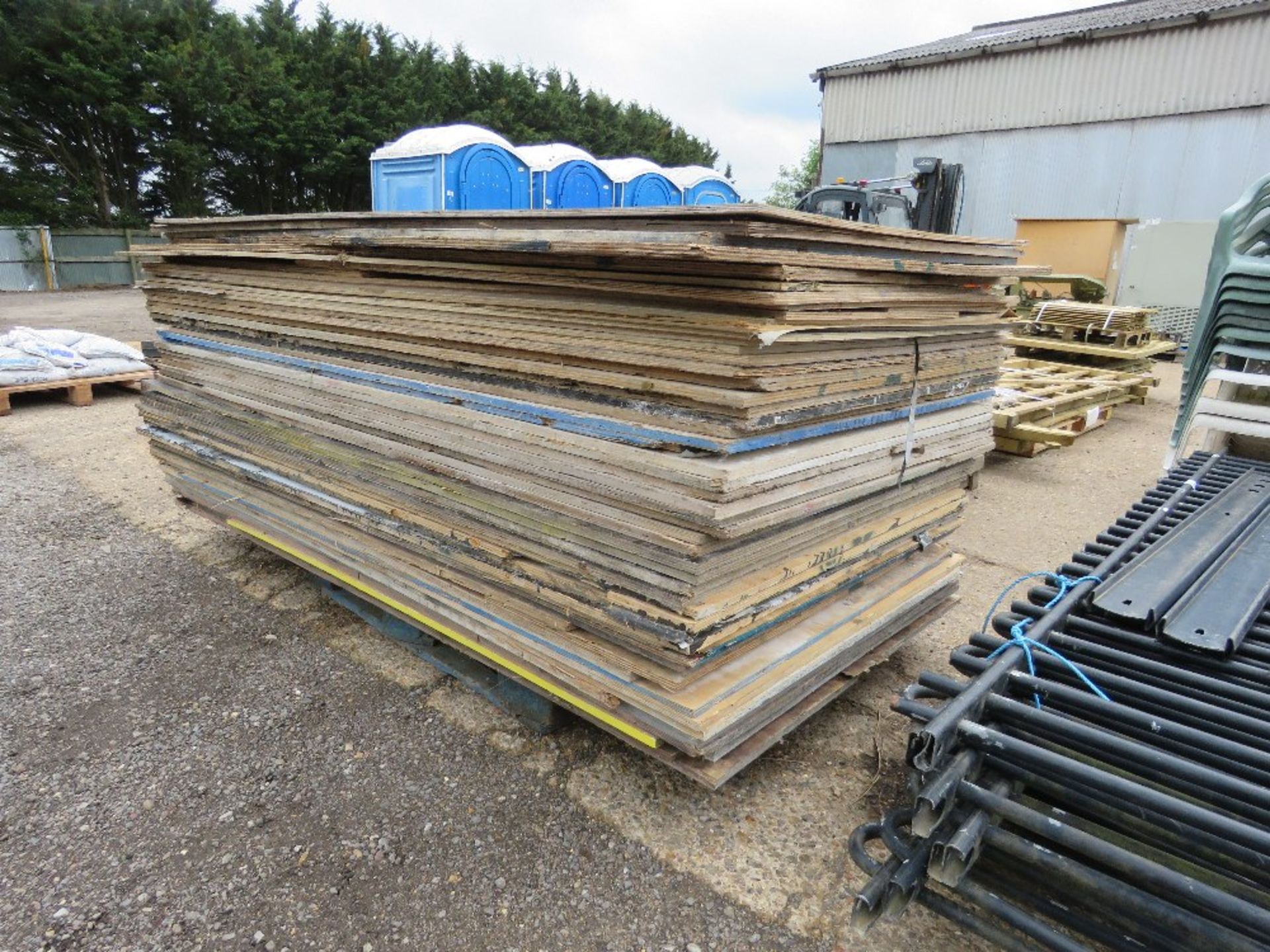 STACK OF PRE USED TIMBER SHEETS, MOSTLY PLYWOOD, 53NO IN TOTAL APPROX. THIS LOT IS SOLD UNDER THE AU - Image 4 of 4