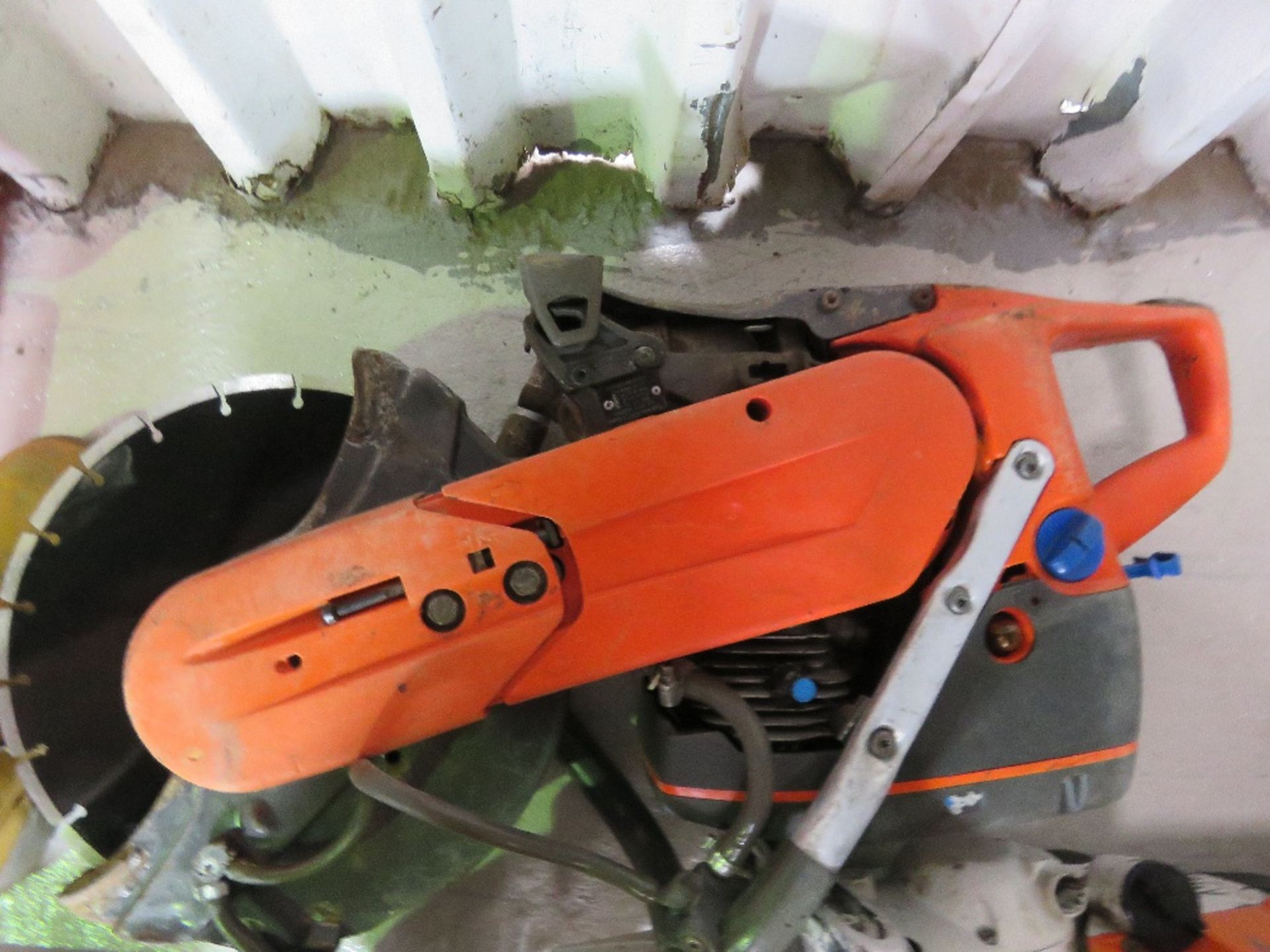 HUSQVARNA PETROL SAW WITH A BLADE. - Image 2 of 2