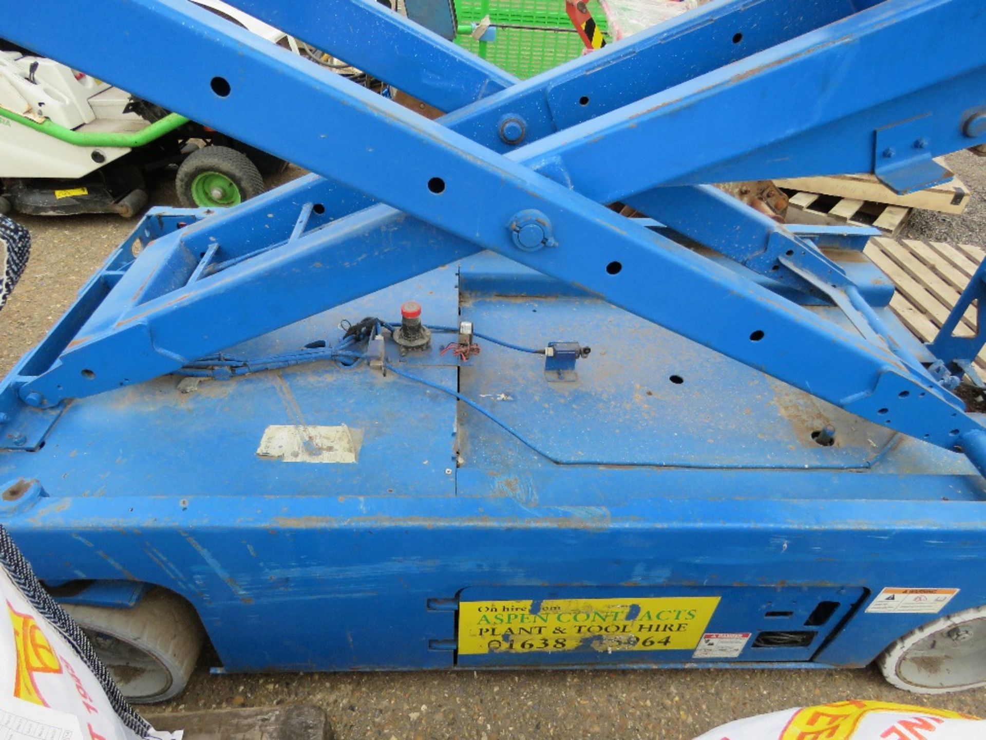 GENIE 2646 BATTERY POWERED SCISSOR ACCESS LIFT. YEAR 2006. DIRECT FROM CONTRACTOR WHO IS DOWNSIZING. - Image 3 of 6
