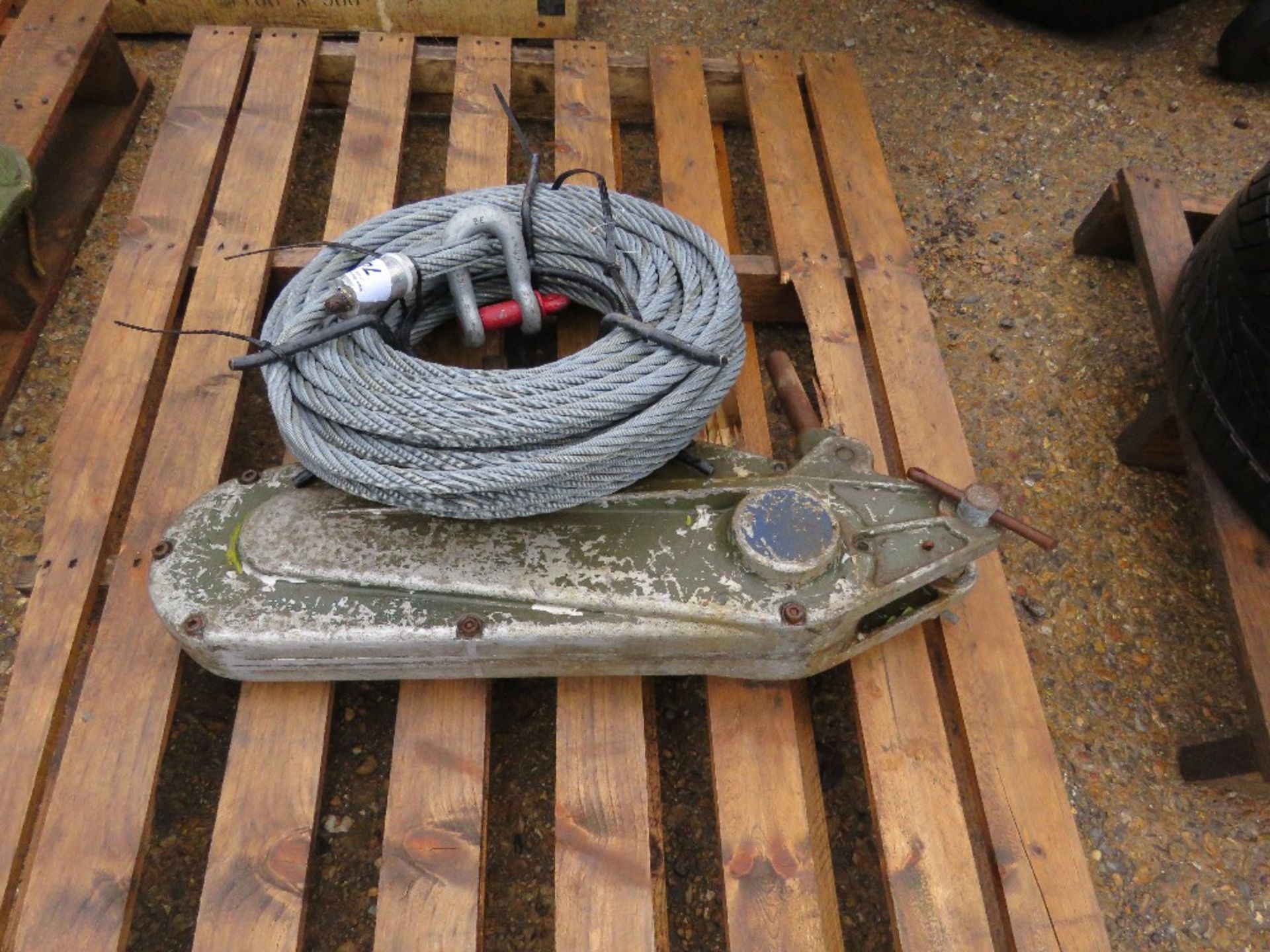 TIRFOR TYPE CABLE WINCH WITH A ROLL OF UNUSED CABLE AND A SHACKLE. - Image 2 of 4