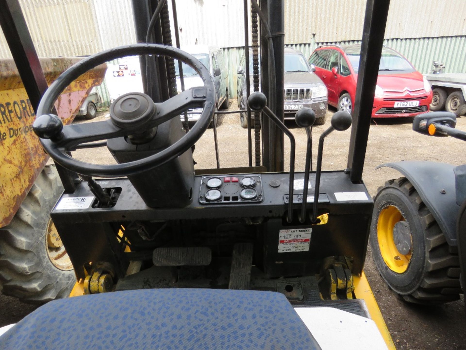 YALE GAS POWERED 2.5TONNE FORKLIFT WITH SIDE SHIFT. WHEN TESTED WAS SEEN TO START, DRIVE, STEER, LIF - Image 7 of 8