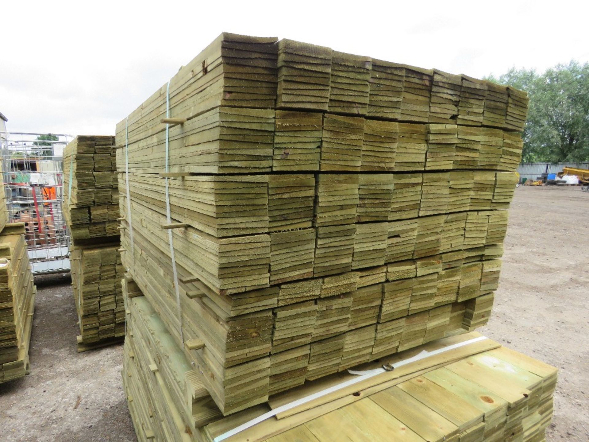 LARGE PACK OF PRESSURE TREATED FEATHER EDGE FENCE CLADDING TIMBERS. 1.50M LENGTH X 10CM WIDTH APPROX - Image 3 of 4