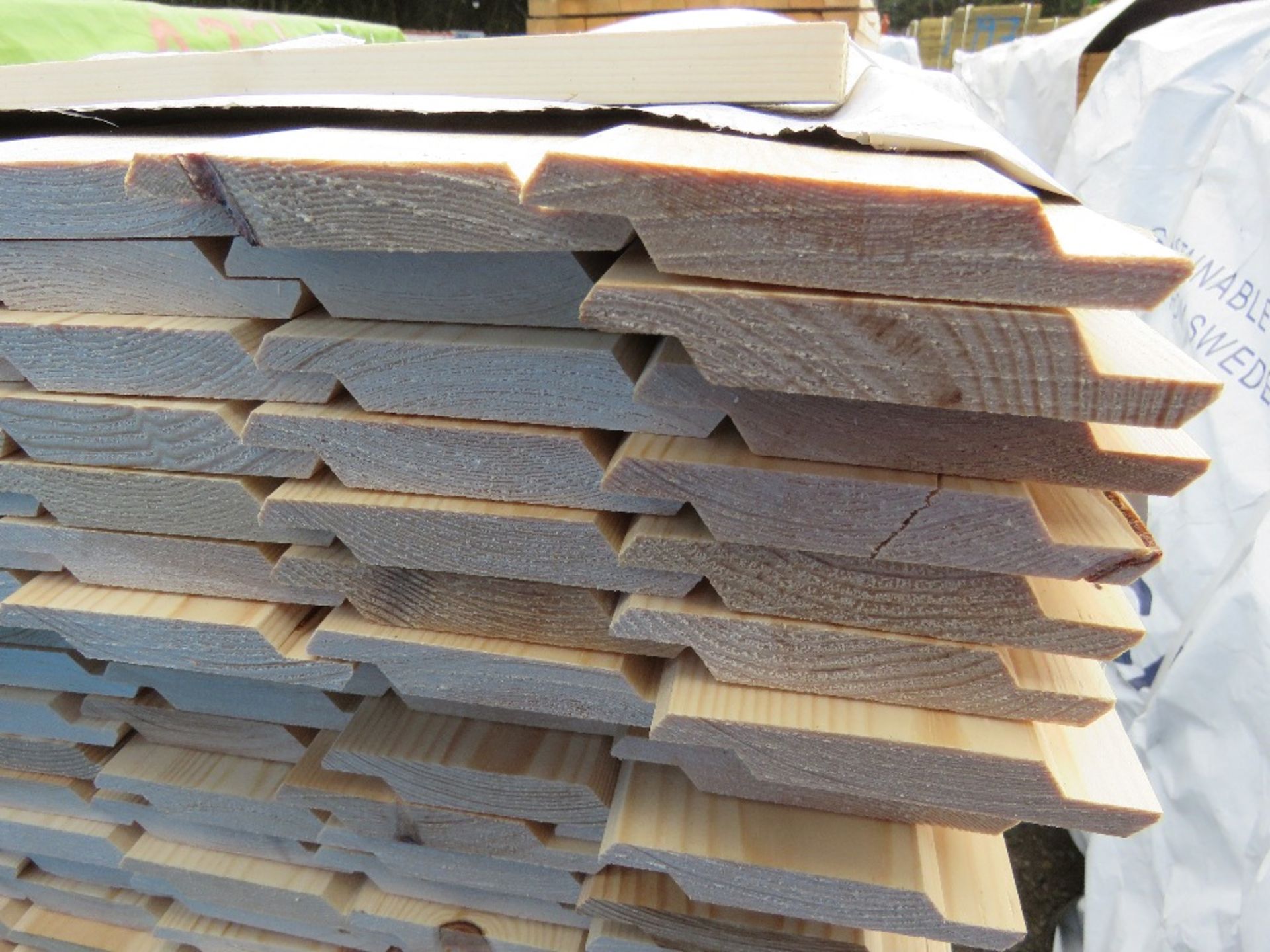 EXTRA LARGE PACK OF SHIPLAP TIMBER FENCING BOARDS: 95MM WIDTH @ 1.73 METRES LENGTH APPROX. - Image 2 of 3