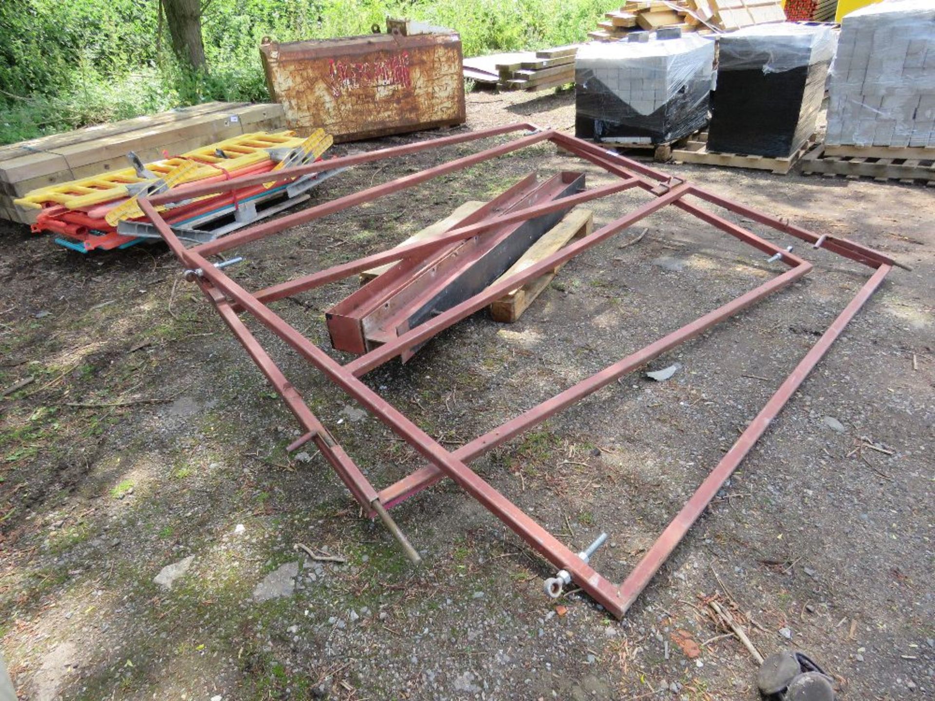 2 X METAL SITE GATE FRAMES PLUS POSTS. 2M HEIGHT X 2.4M WIDTH APPROX. THIS LOT IS SOLD UNDER THE AUC - Image 2 of 6