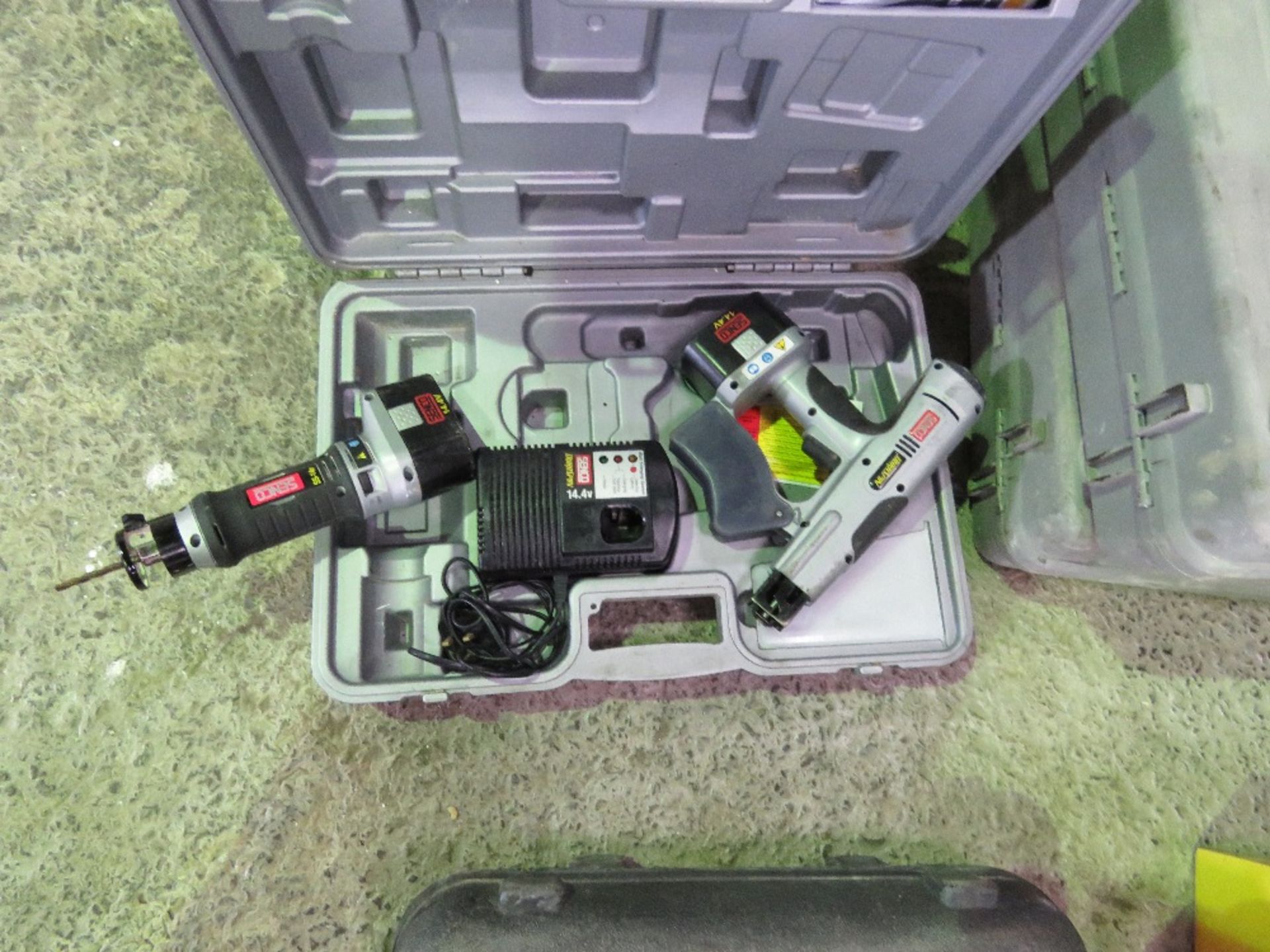 SENCO BATTERY TOOL SET IN A BOX. - Image 3 of 4