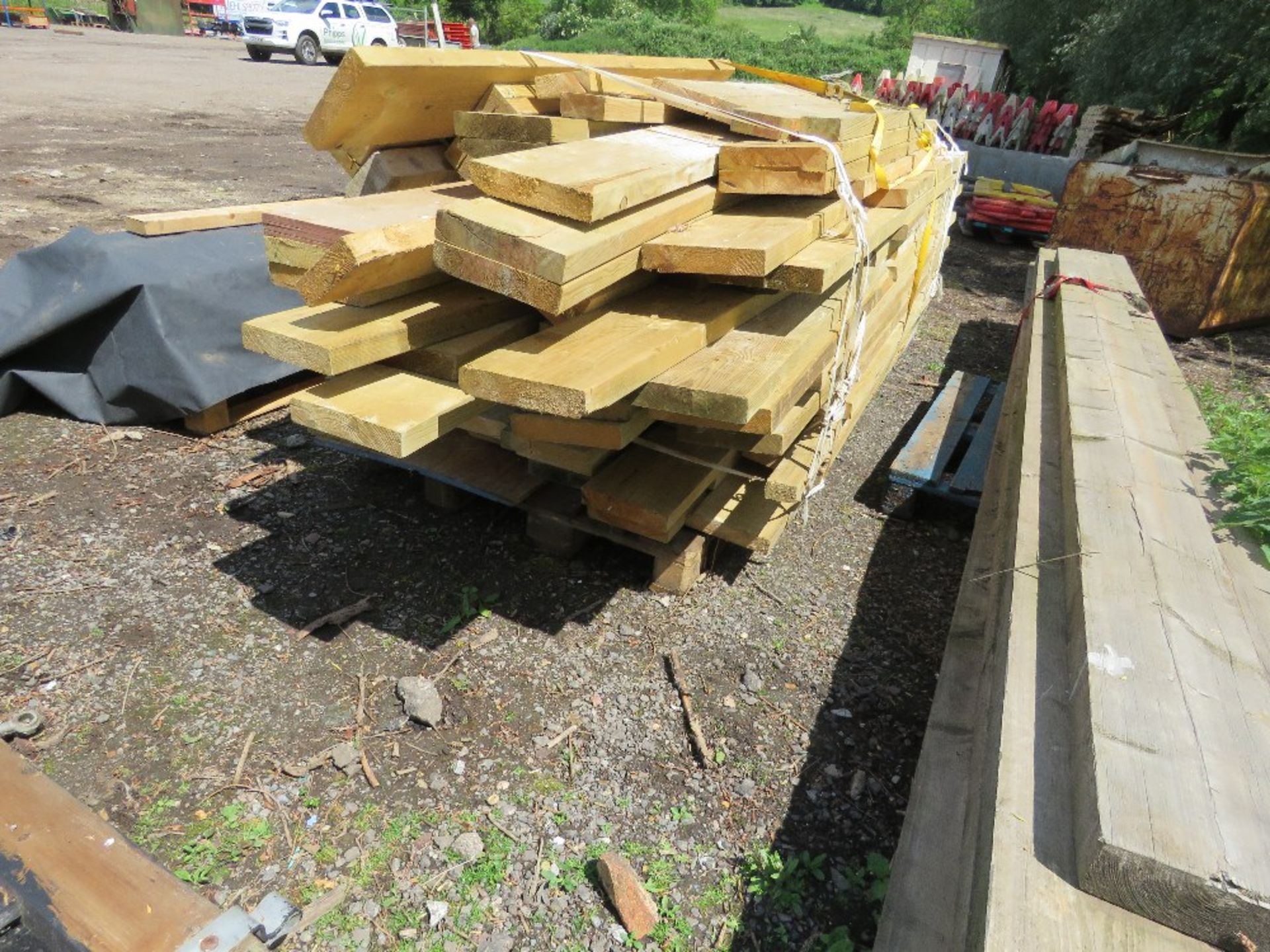 LARGE BUNDLE OF TIMBER JOISTS, MOSTLY 22CM X 45MM @ 5-12FT LENGTH APPROX. THIS LOT IS SOLD UNDER THE - Image 4 of 5