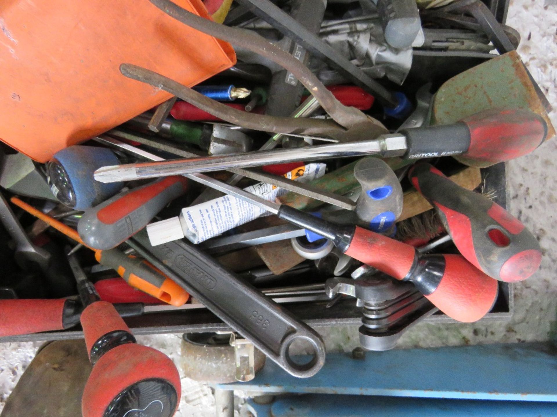 COMPREHENSIVE RANGE OF TOOLS IN A BOX. - Image 2 of 2