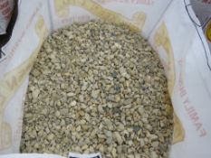 BULK BAG CONTAINING COTSWOLD GOLD STONE CHIPPINGS WITH BLACK ICE CHIPPINGS ADDED, 20-10MM SPECIFICAT