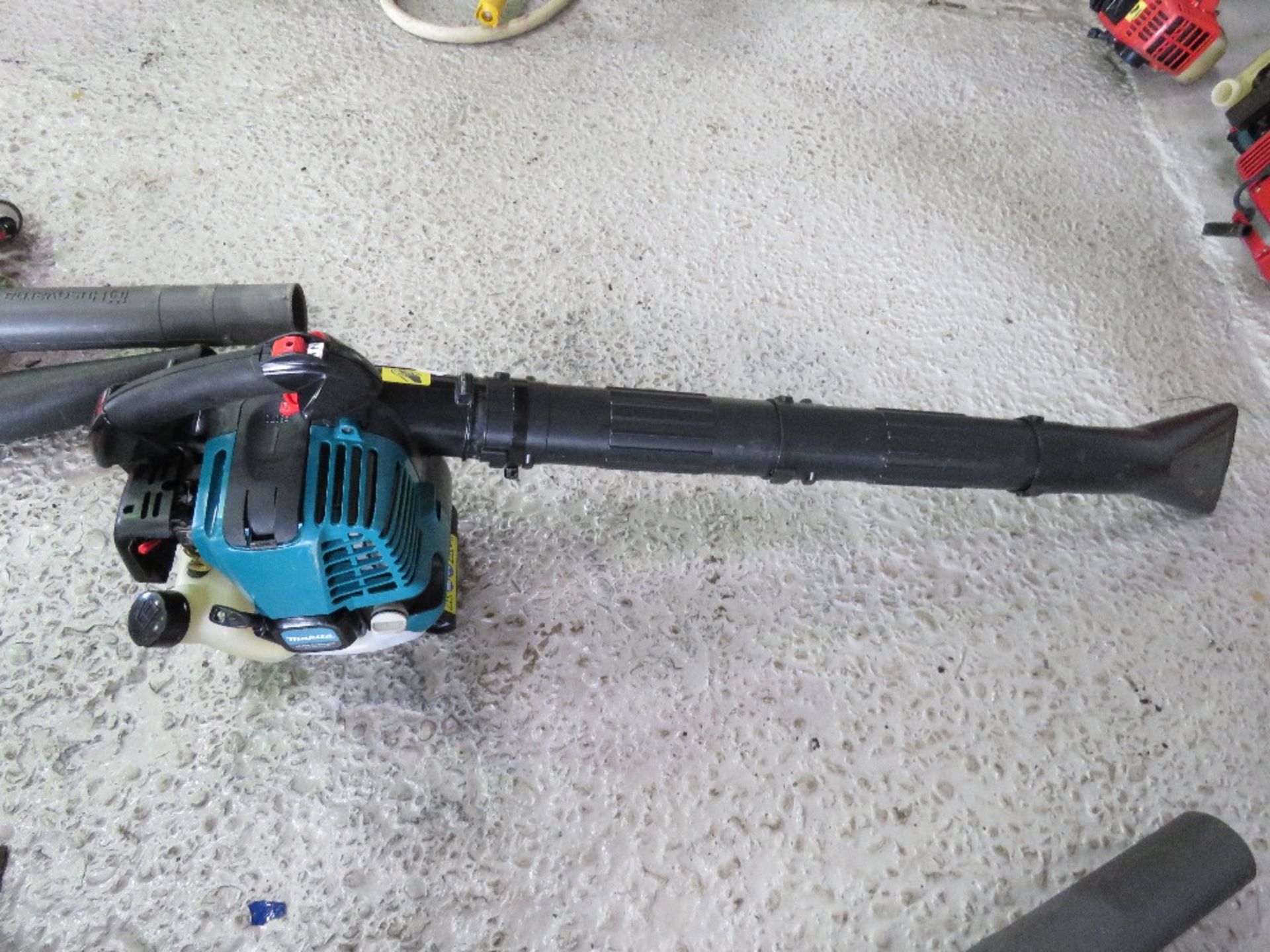 MAKITA PETROL ENGINED HAND HELD BLOWER. THIS LOT IS SOLD UNDER THE AUCTIONEERS MARGIN SCHEME, THEREF - Image 3 of 3