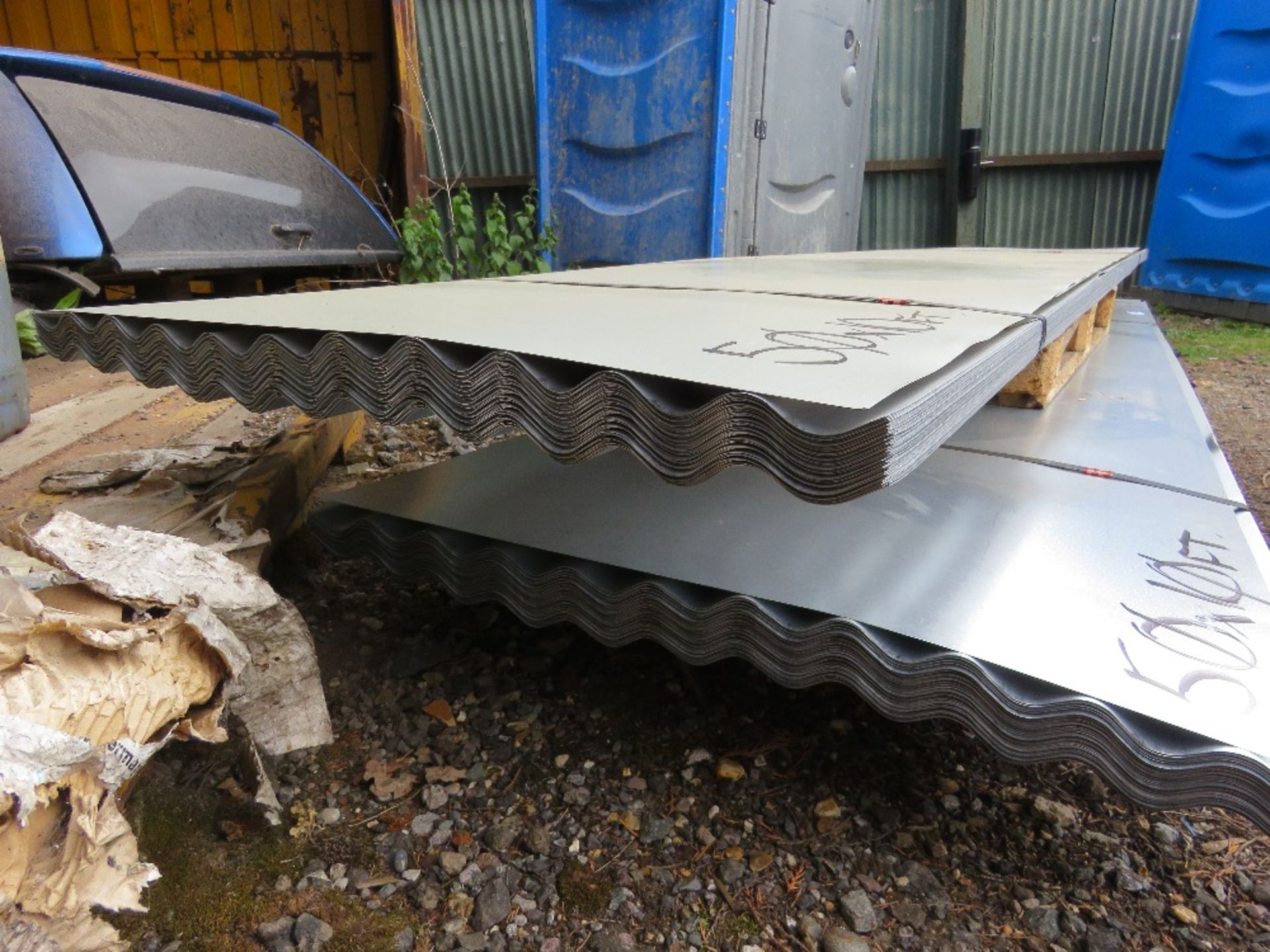 PACK OF 50NO CORRUGATED 10FT LENGTH ROOF SHEETS, GALVANISED. 0.83M WIDTH APPROX. - Image 5 of 5