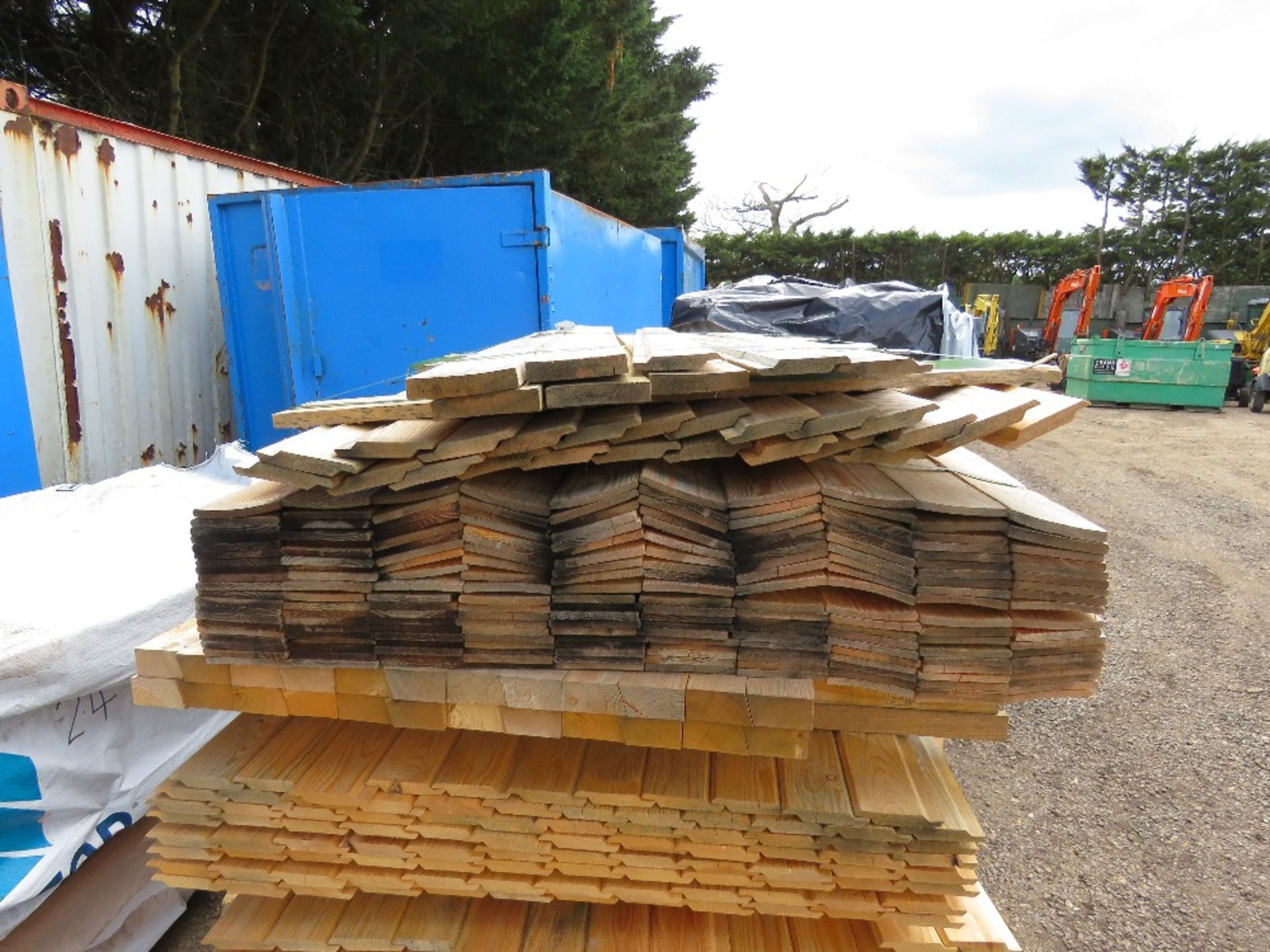 STACK OF ASSORTED FENCING TIMBERS: SHIPLAP, SLATS, BOARDS ETC. - Image 2 of 8