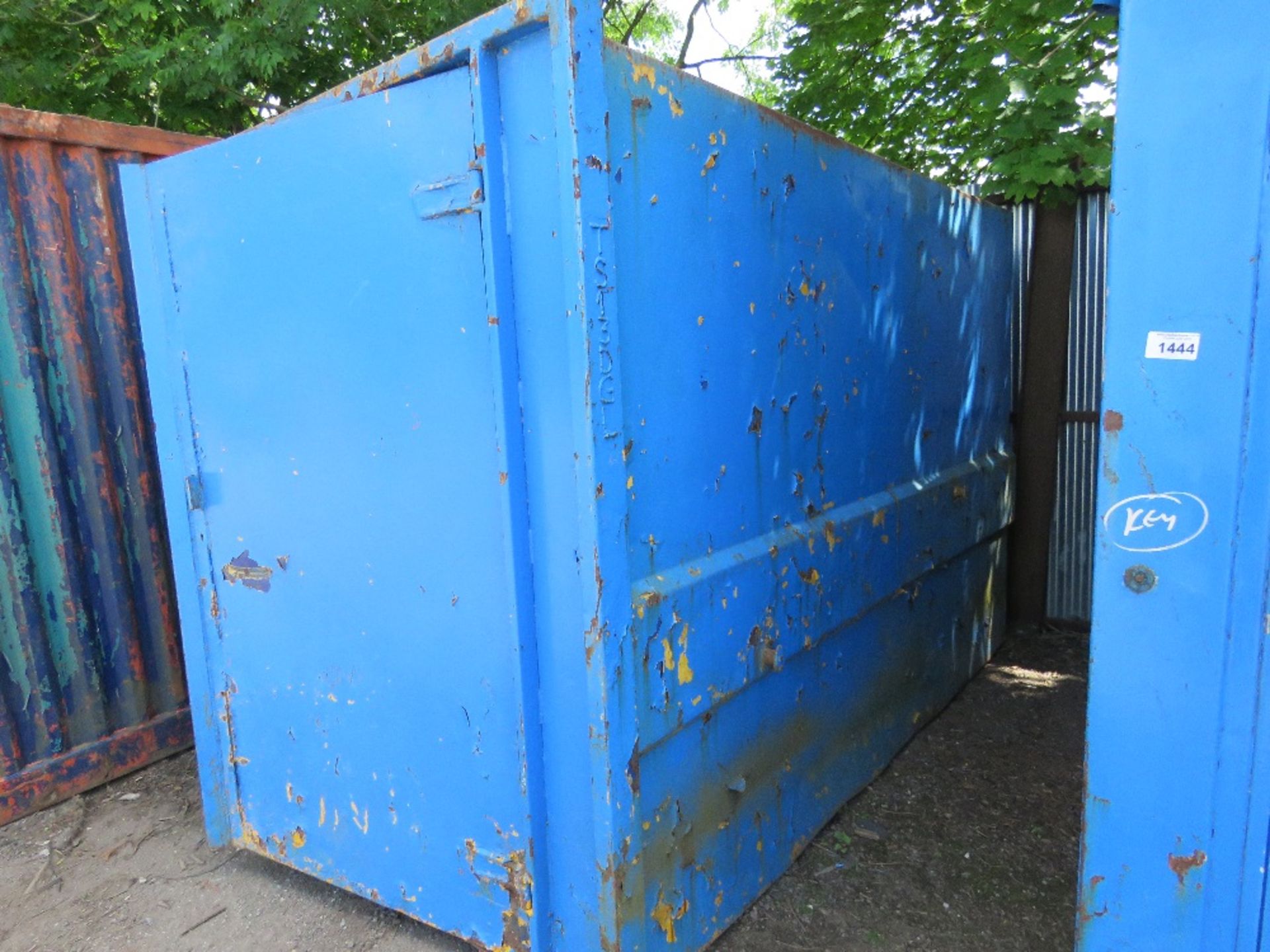 CHAIN LIFT SKIP TYPE ENCLOSED STORAGE CONTAINER 6FT WIDE X 10FT LENGTH APPROX WITH KEY. TS13. - Image 3 of 5