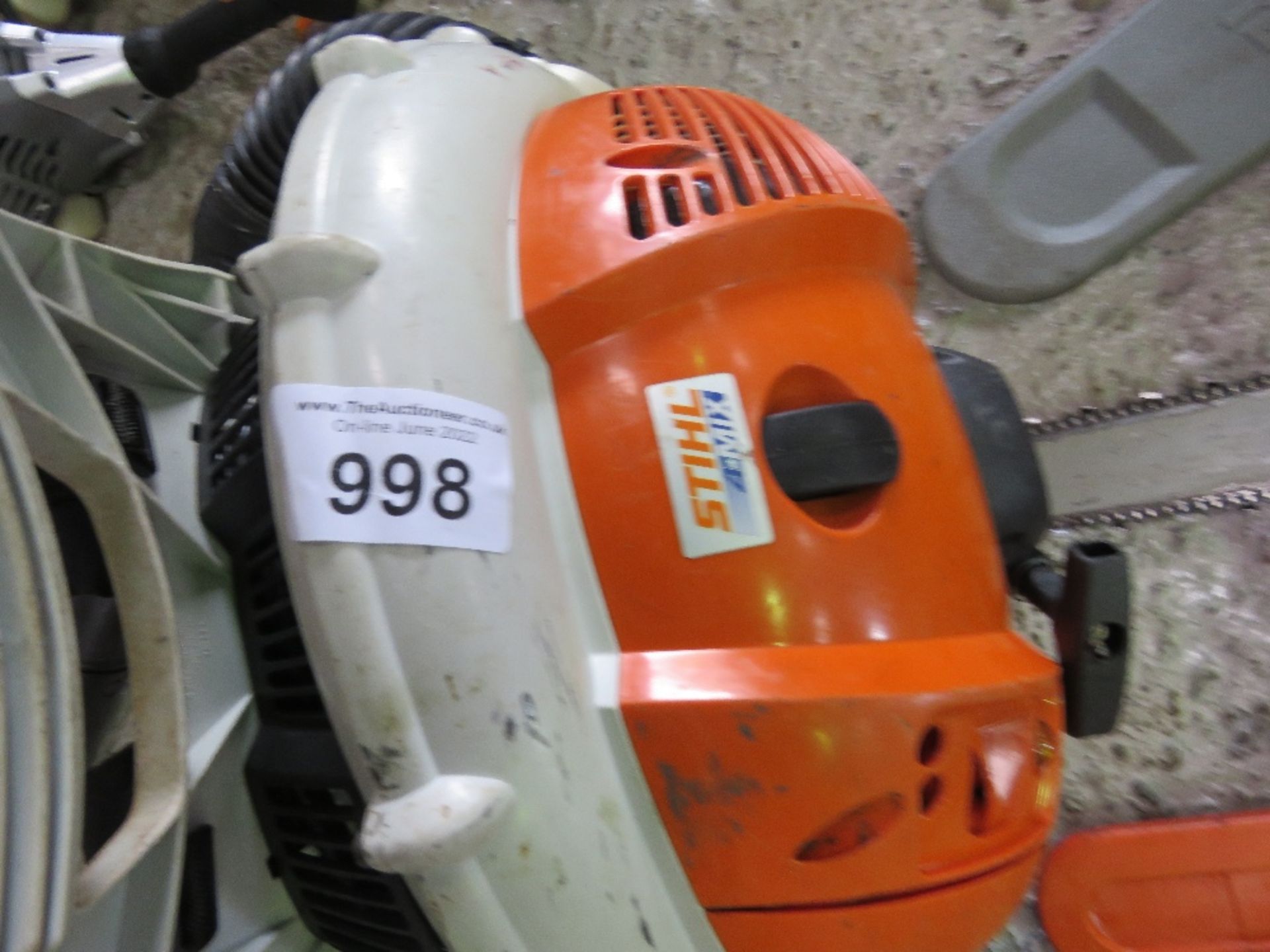 STIHL BR550 PETROL ENGINED BACKPACK BLOWER. THIS LOT IS SOLD UNDER THE AUCTIONEERS MARGIN SCHEME, TH - Image 2 of 4