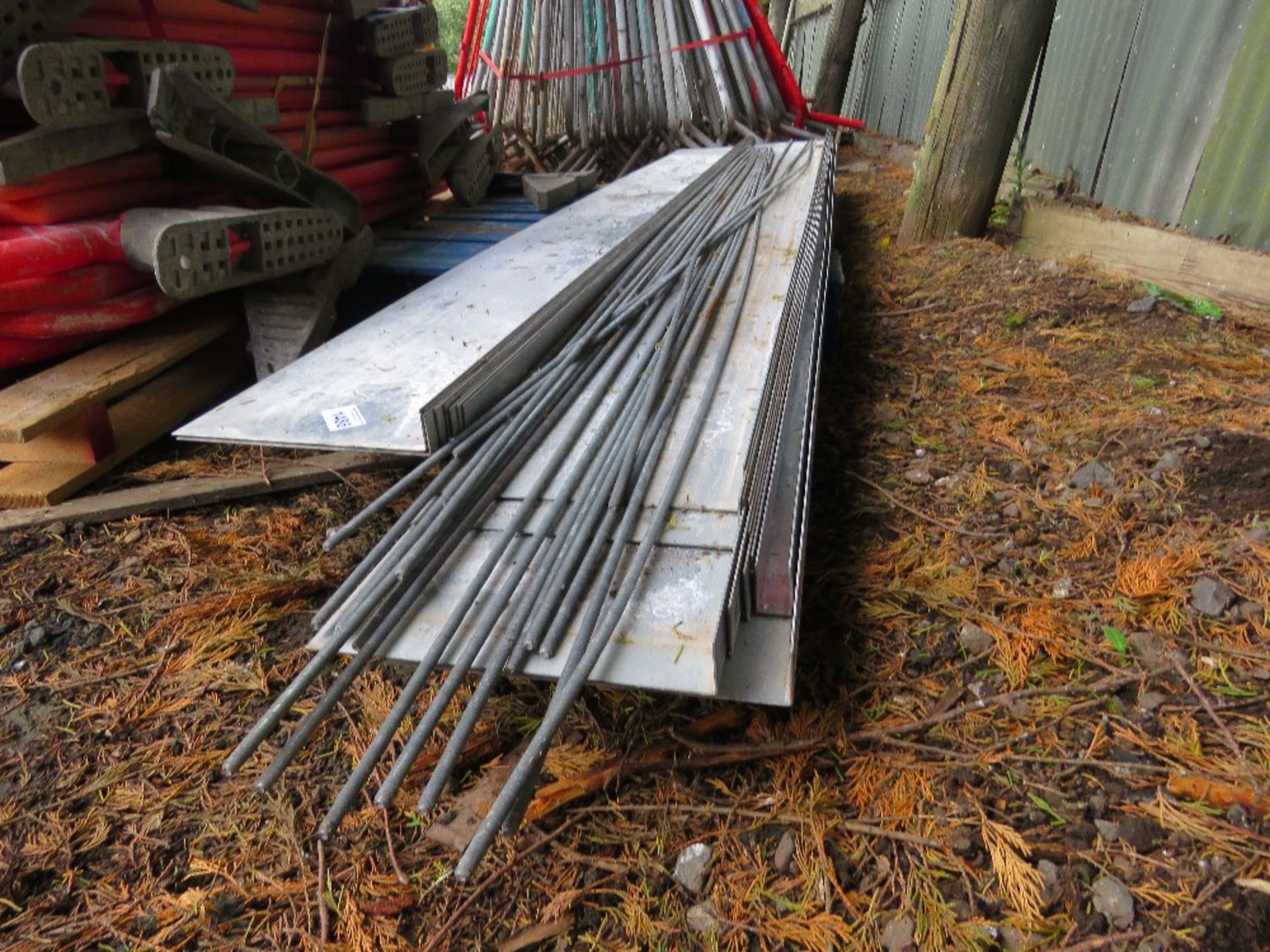 ASSORTED FOLDED METAL CORNER/FACIA PANELS @ 10FT LENGTH APPROX PLUS THREADED RODS. THIS LOT IS SOLD