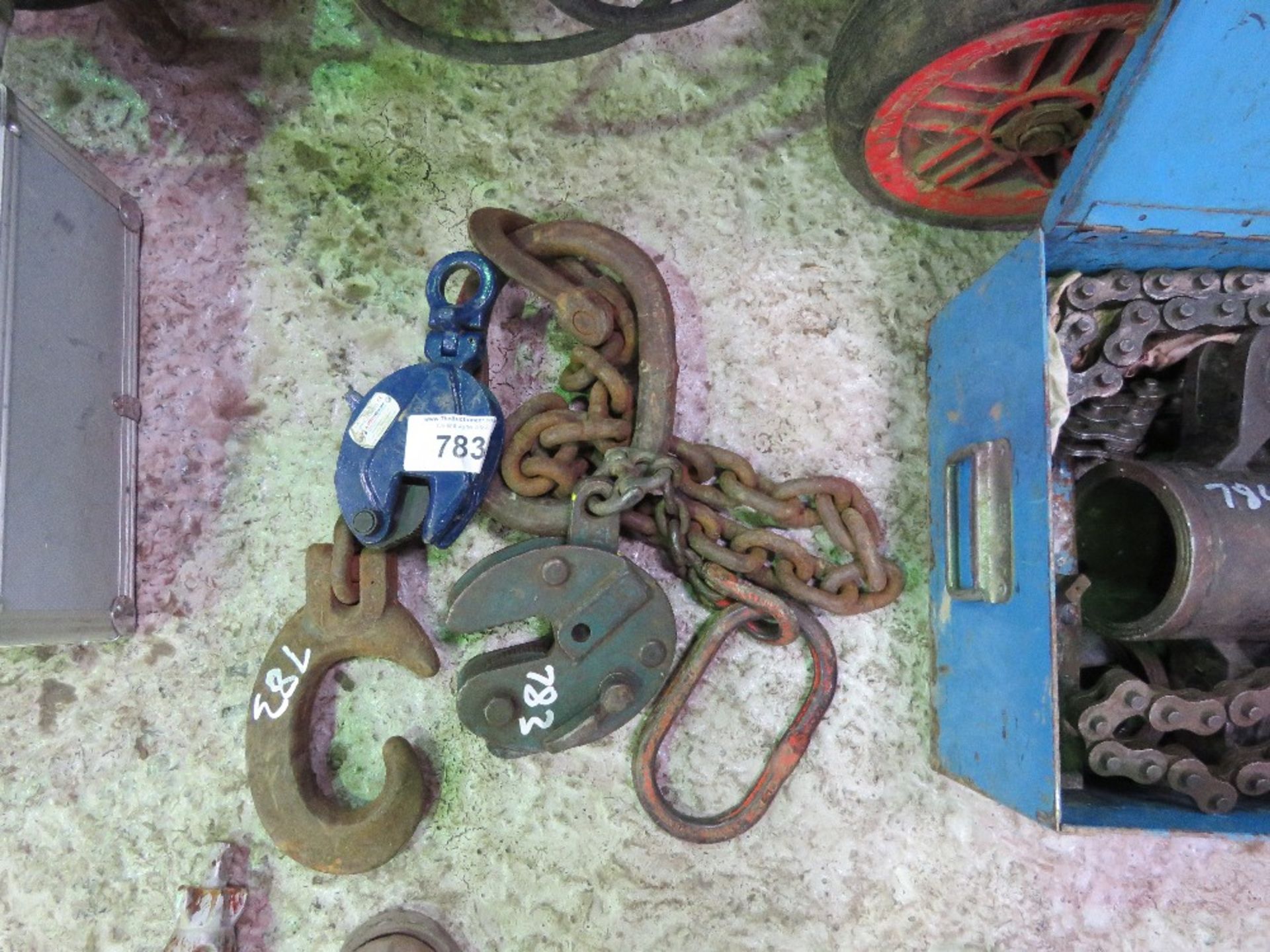 2 X PLATE LIFTING CLAMPS PLUS A CHAIN. THIS LOT IS SOLD UNDER THE AUCTIONEERS MARGIN SCHEME, THEREFO - Image 3 of 3