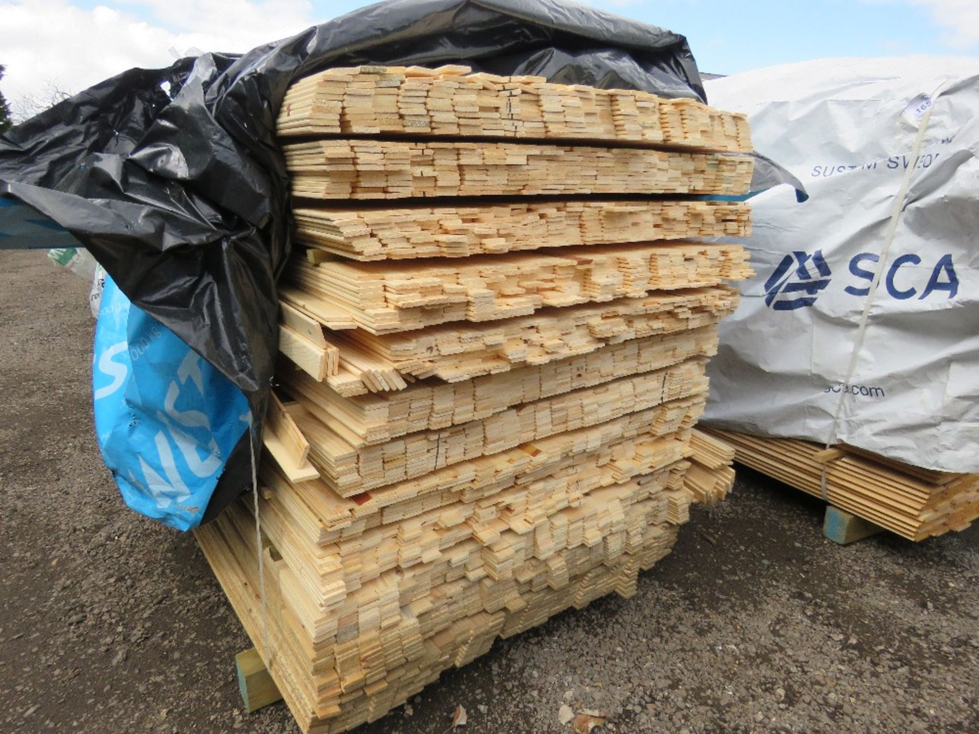 EXTRA LARGE PACK OF UNTREATED WOVEN FENCING TIMBER SLATS 40MM WIDTH X 1.75M LENGTH APPROX.
