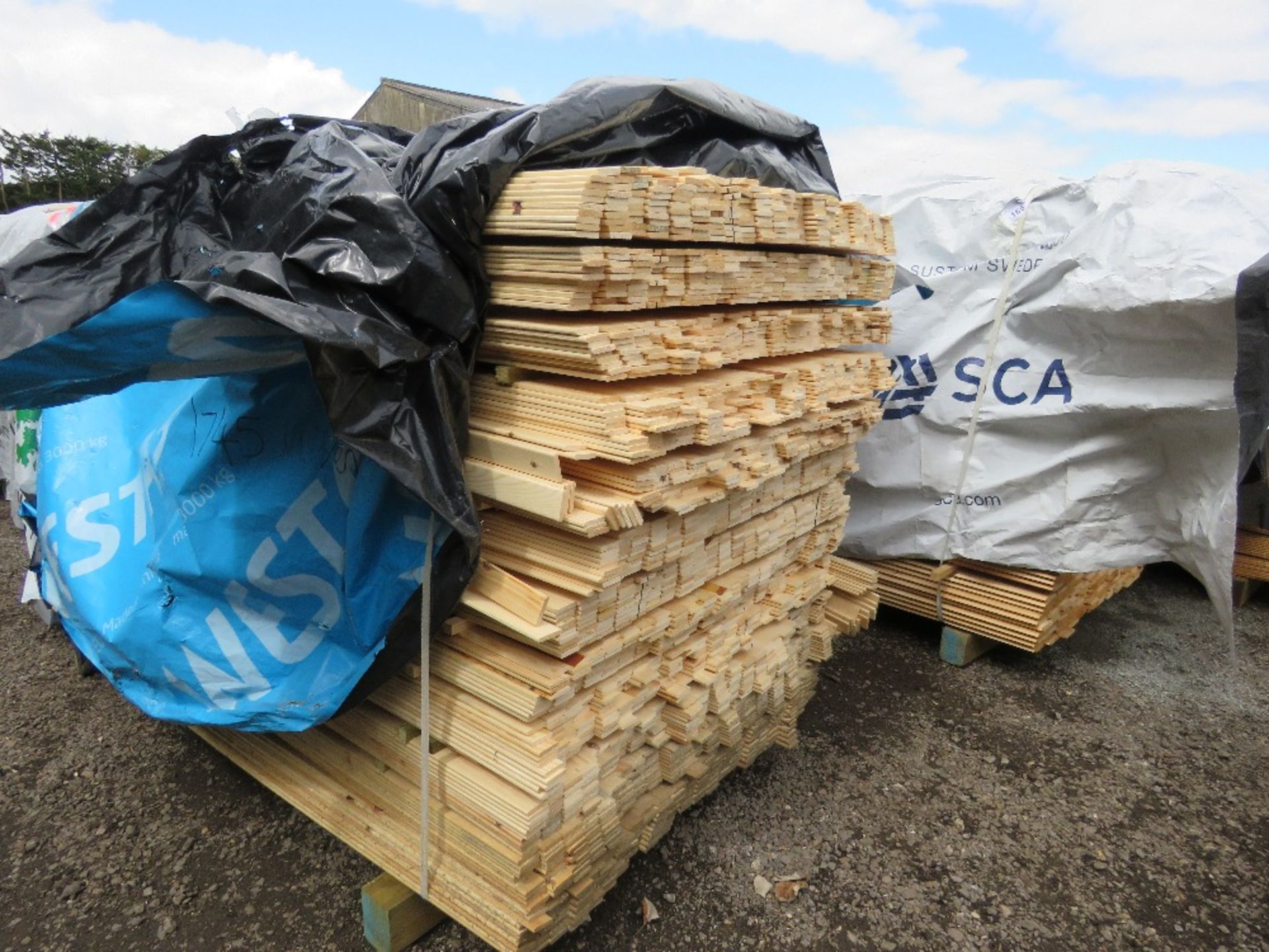 EXTRA LARGE PACK OF UNTREATED WOVEN FENCING TIMBER SLATS 40MM WIDTH X 1.75M LENGTH APPROX. - Image 2 of 3