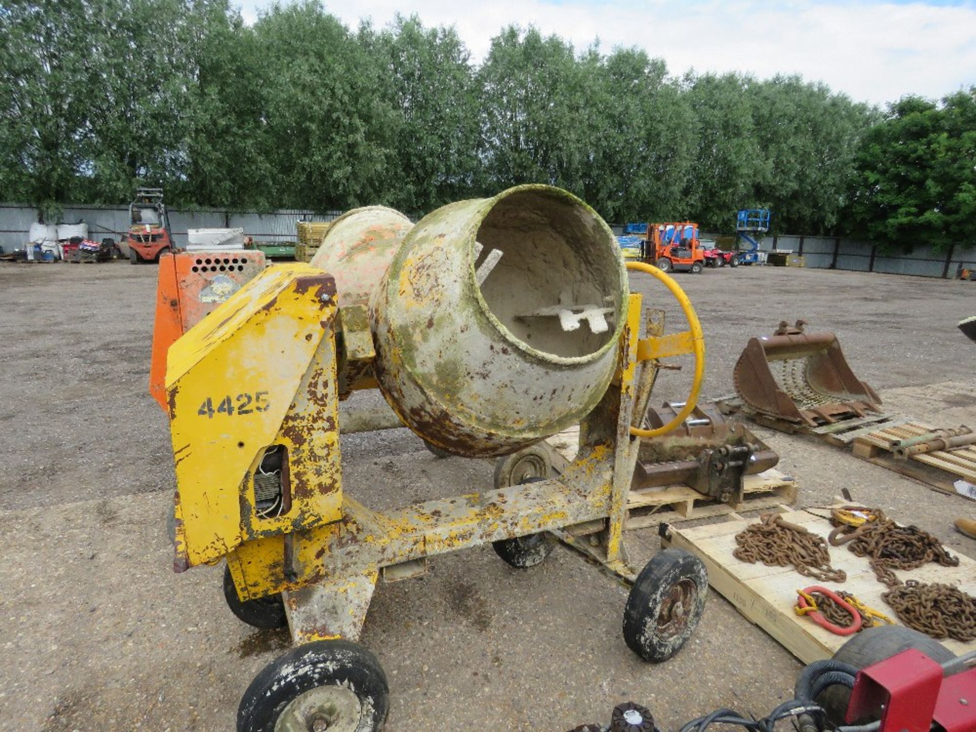 YANMAR ENGINED BARROWMIXER SITE MIXER. MISSING DRIVE CHAIN. - Image 4 of 4