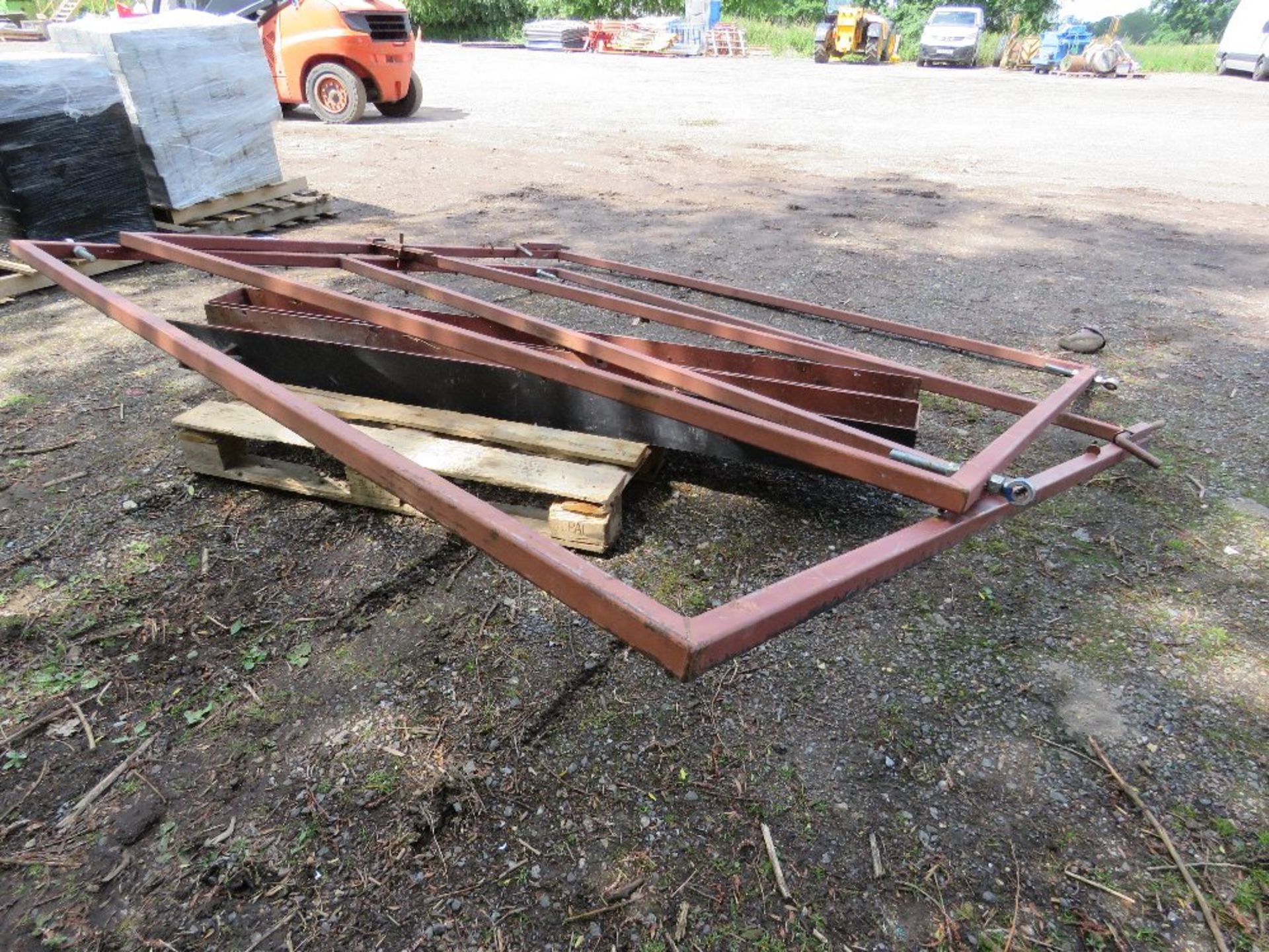 2 X METAL SITE GATE FRAMES PLUS POSTS. 2M HEIGHT X 2.4M WIDTH APPROX. THIS LOT IS SOLD UNDER THE AUC - Image 5 of 6