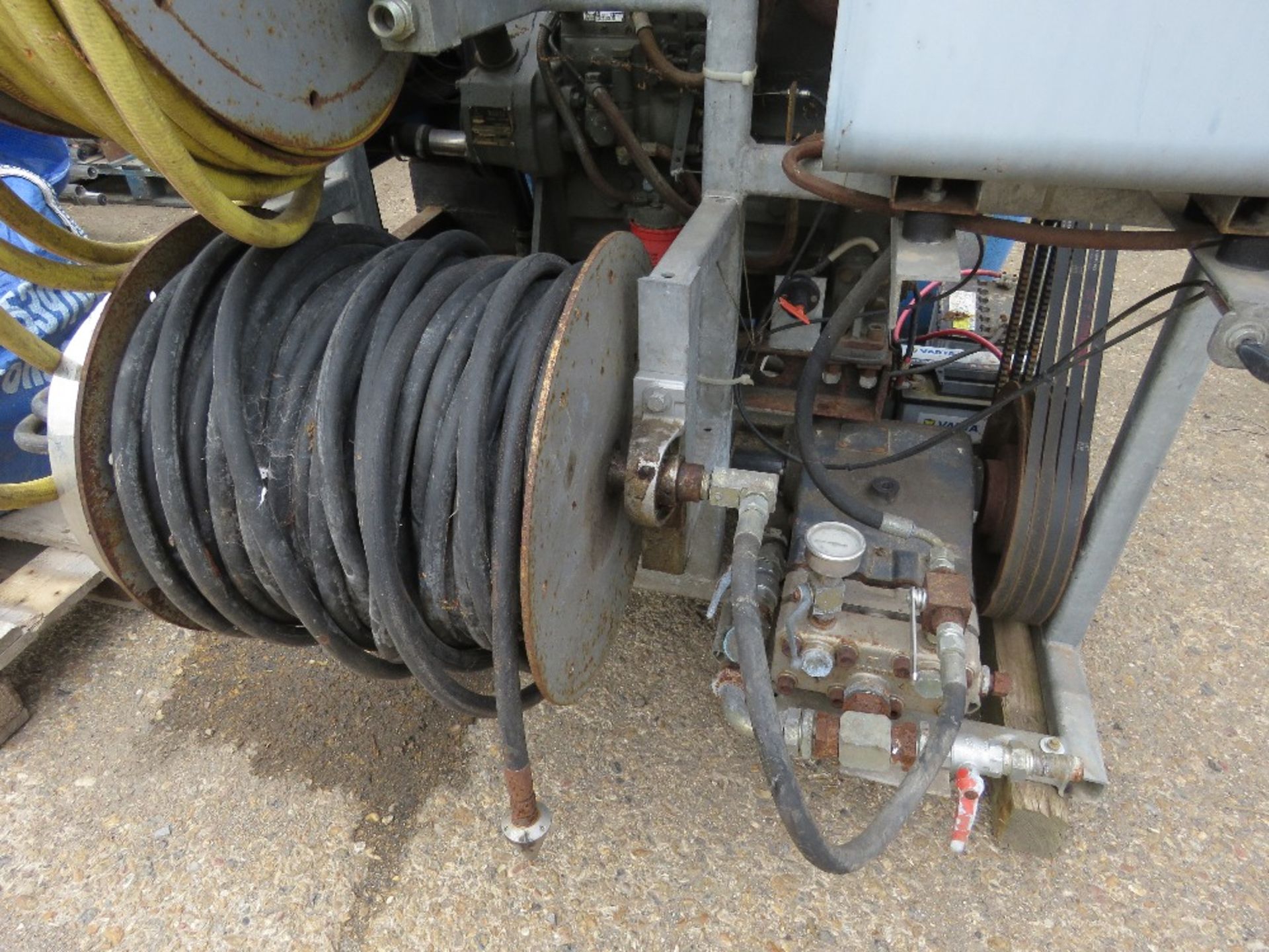 DEUTZ 3 CYLINDER POWERED HIGH PRESSURE DRAIN JETTER WITH TANK AND HOSE. WHEN TESTED WAS SEEN TO RUN - Image 4 of 5