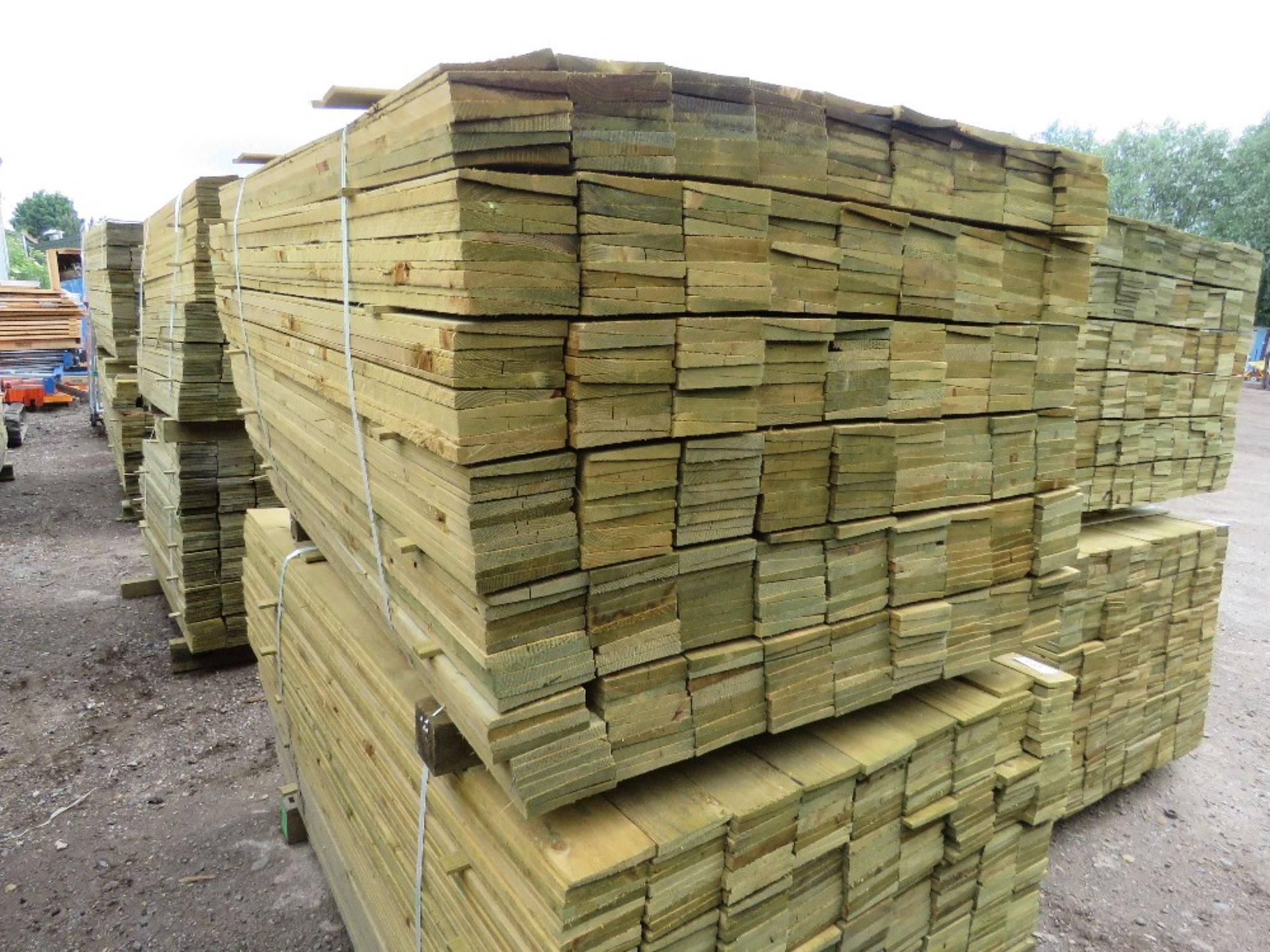LARGE PACK OF PRESSURE TREATED FEATHER EDGE FENCE CLADDING TIMBERS. 1.35M LENGTH X 10CM WIDTH APPROX - Image 2 of 4