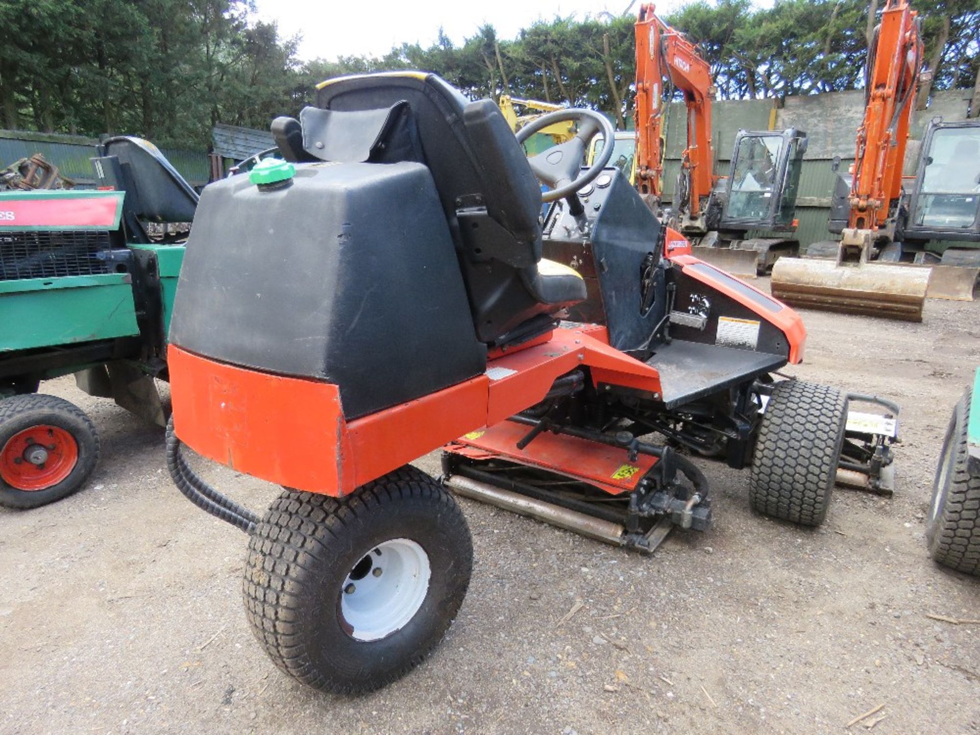 JACOBSEN TRIPLE RIDE ON GREENS MOWER 2545 REC HOURS. WHEN TESTED WAS SEEN TO RUN, DRIVE AND MOWERS T - Image 5 of 8