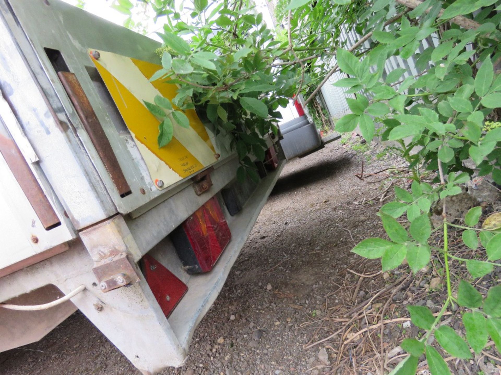 TWIN AXLED DROP SIDE TRAILER, 20FT LENGTH APPROX. THIS LOT IS SOLD UNDER THE AUCTIONEERS MARGIN SCHE - Image 7 of 10