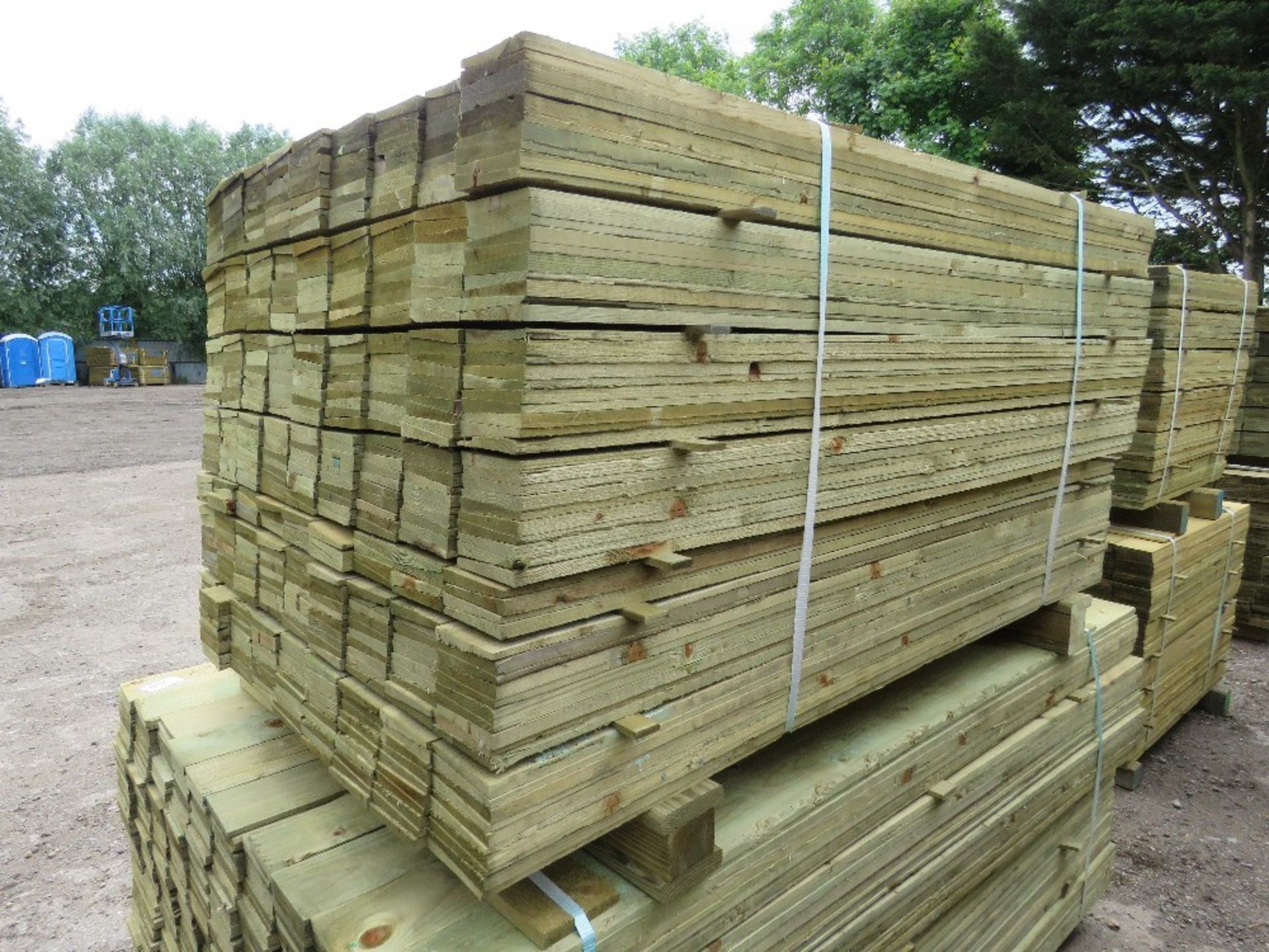 LARGE PACK OF PRESSURE TREATED FEATHER EDGE FENCE CLADDING TIMBERS. 1.50M LENGTH X 10CM WIDTH APPROX - Image 4 of 4