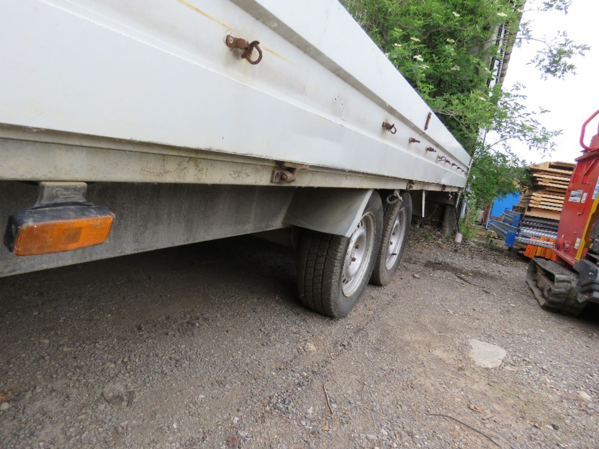 TWIN AXLED DROP SIDE TRAILER, 20FT LENGTH APPROX. THIS LOT IS SOLD UNDER THE AUCTIONEERS MARGIN SCHE - Image 6 of 10