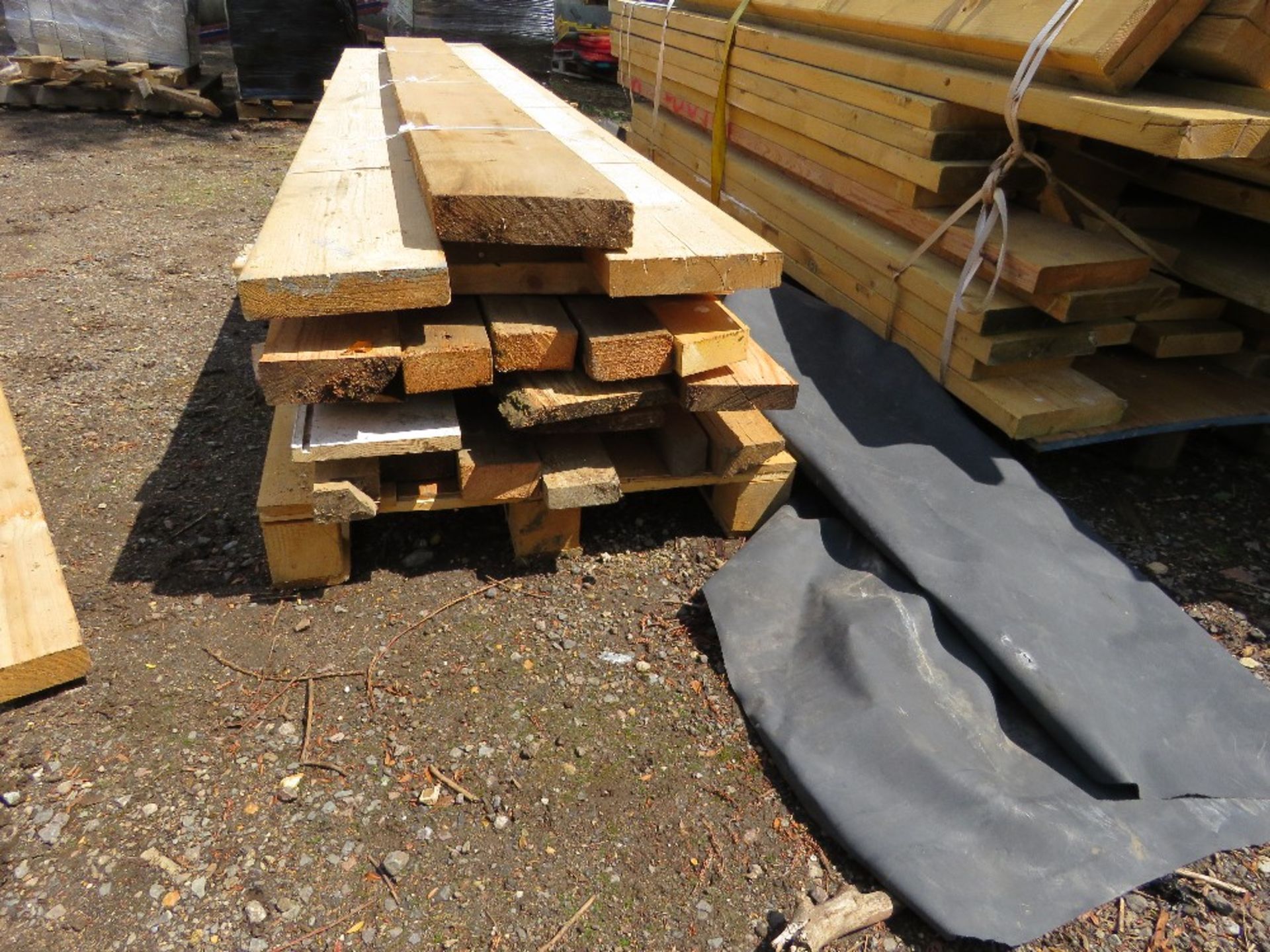 MIXED TIMBER BOARDS AND TIMBERS, SOME OAK, 11FT MAX LENGTH. THIS LOT IS SOLD UNDER THE AUCTIONEERS M - Image 3 of 4