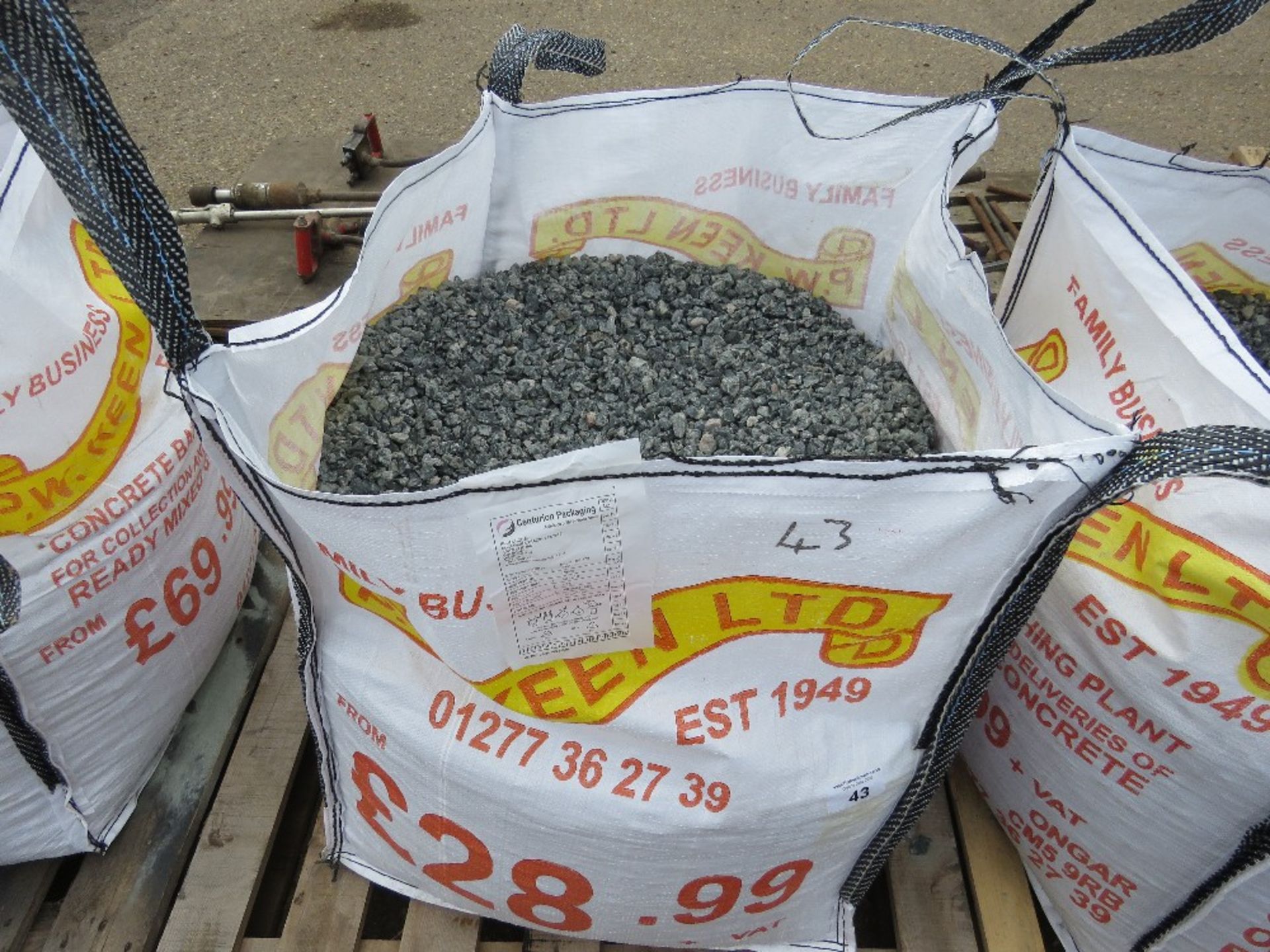 BULK BAG OF DECORATIVE GRANITE CHIPPINGS 20MM SIZE APPROX. CANCELLED ORDER. THIS LOT IS SOLD UNDER - Image 2 of 2