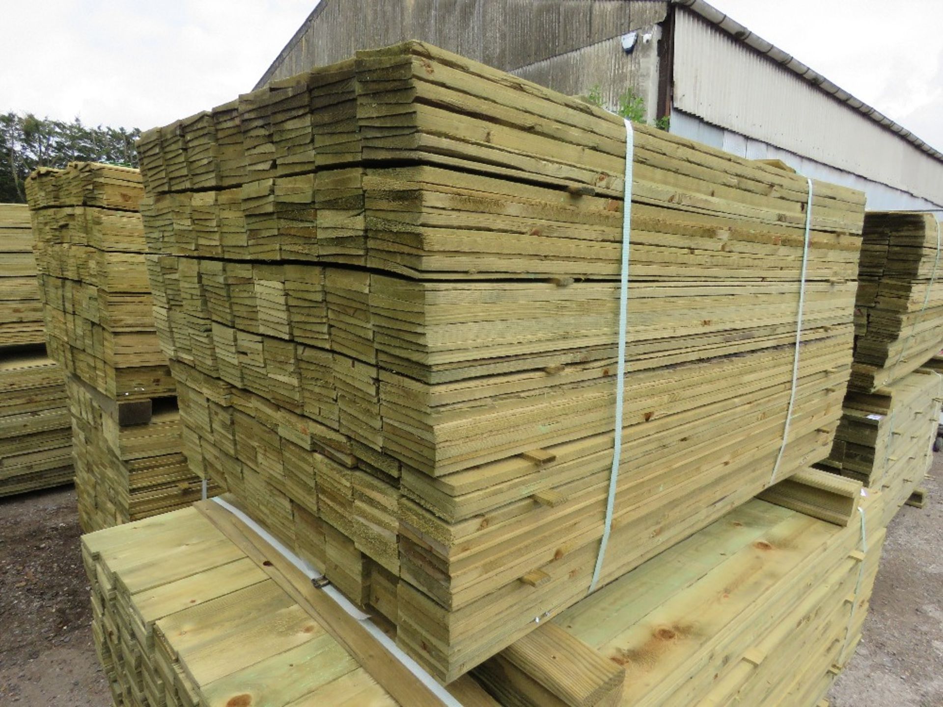 LARGE PACK OF PRESSURE TREATED FEATHER EDGE FENCE CLADDING TIMBERS. 1.50M LENGTH X 10CM WIDTH APPROX - Image 2 of 4