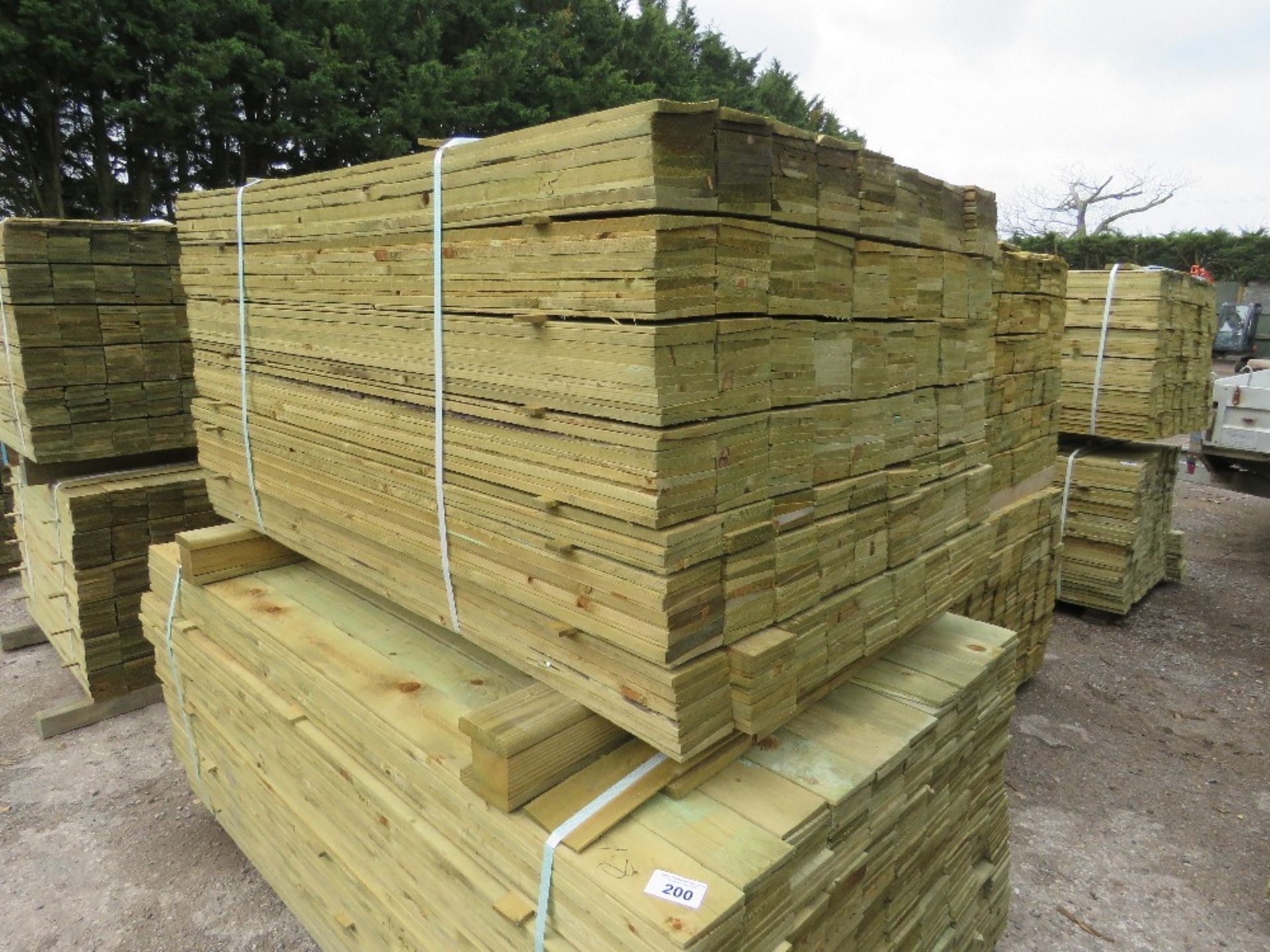 LARGE PACK OF PRESSURE TREATED FEATHER EDGE FENCE CLADDING TIMBERS. 1.50M LENGTH X 10CM WIDTH APPROX