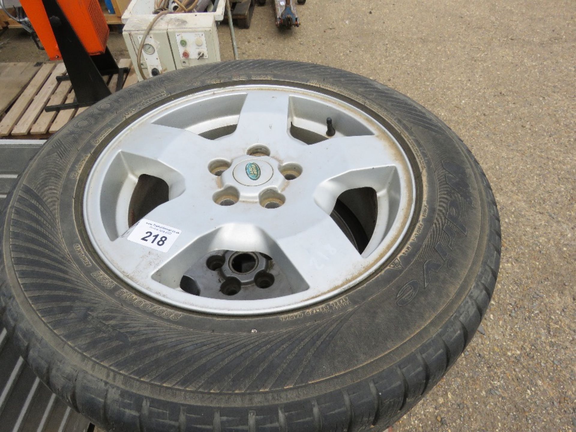 4 X LANDROVER 255/60R18 WHEELS AND TYRES. THIS LOT IS SOLD UNDER THE AUCTIONEERS MARGIN SCHEME, THER