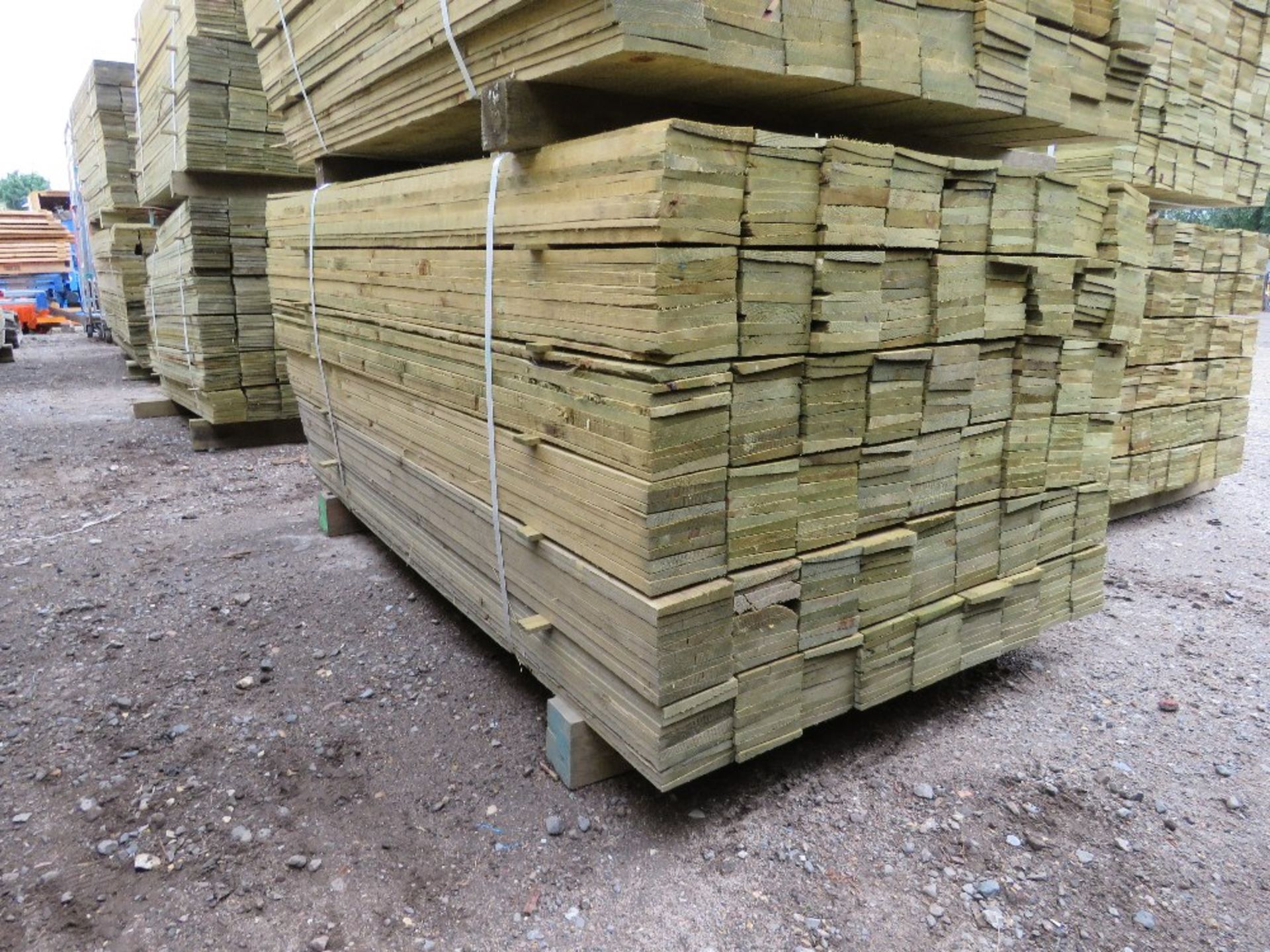 LARGE PACK OF PRESSURE TREATED FEATHER EDGE FENCE CLADDING TIMBERS. 1.20M LENGTH X 10CM WIDTH APPROX - Image 2 of 4