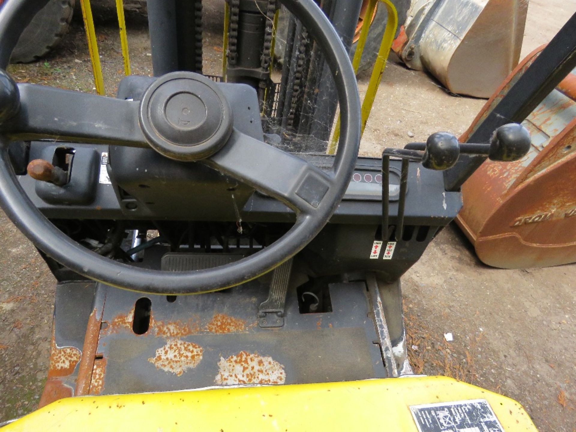 YALE GAS POWERED FORKLIFT, 1.5TONNE RATED. STARTER TURNING BUT NOT ENGAGING, THEREFORE WE HAVE BEEN - Image 6 of 8