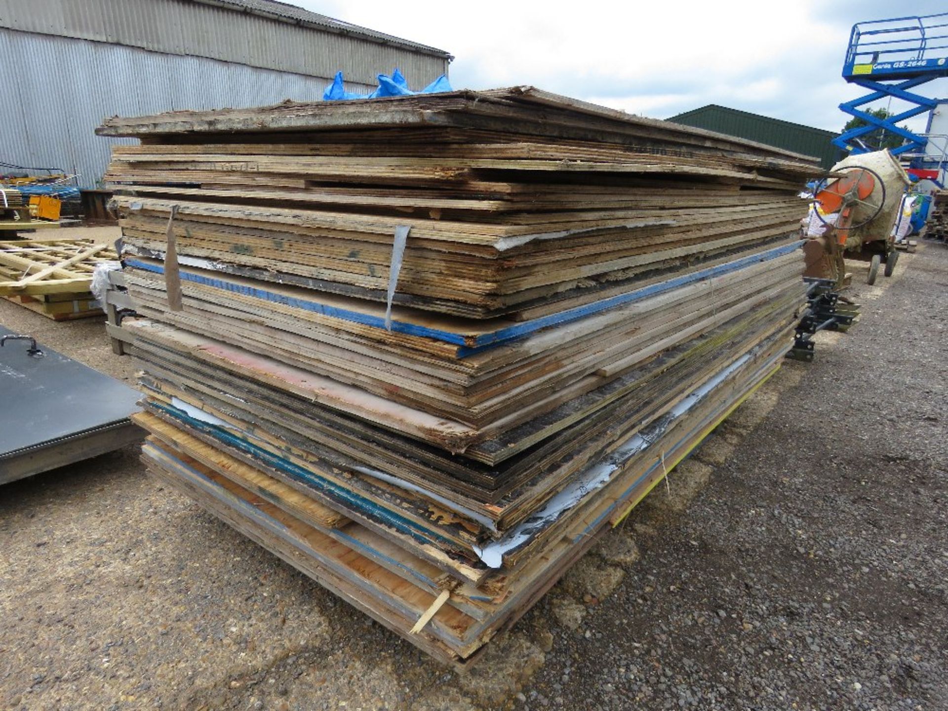 STACK OF PRE USED TIMBER SHEETS, MOSTLY PLYWOOD, 53NO IN TOTAL APPROX. THIS LOT IS SOLD UNDER THE AU - Image 3 of 4