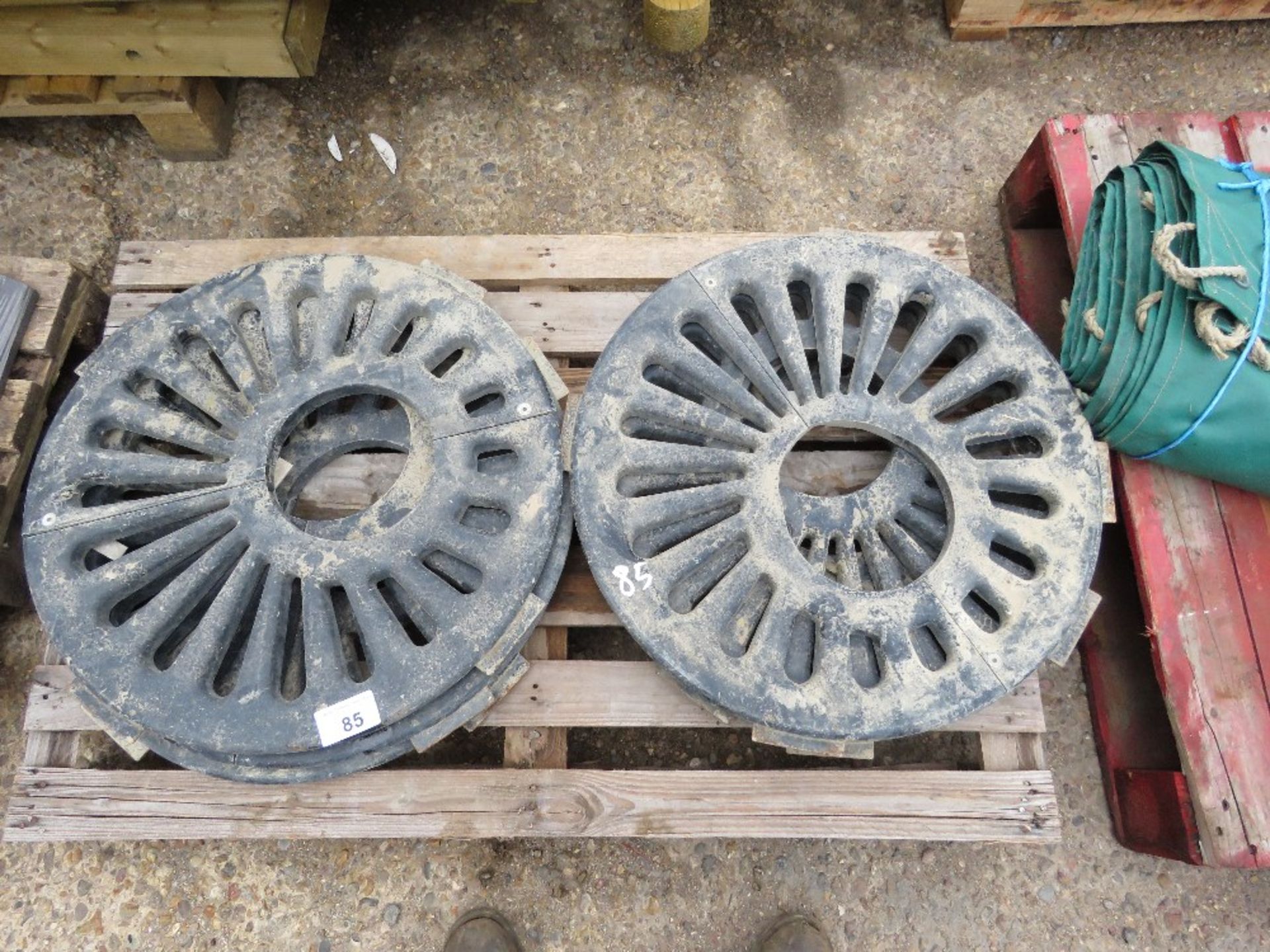 6 X TREE SURROUNDING GRILLES, 63CM DIAMETER APPROX. THIS LOT IS SOLD UNDER THE AUCTIONEERS MARGIN SC