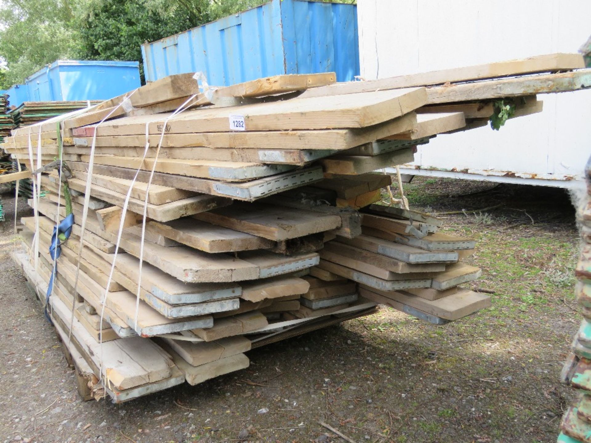 STACK OF ASSORTED SCAFFOLD BOARDS AND TIMBERS, MIXED LENGTHS.2 X THIS LOT IS SOLD UNDER THE AUCTIO