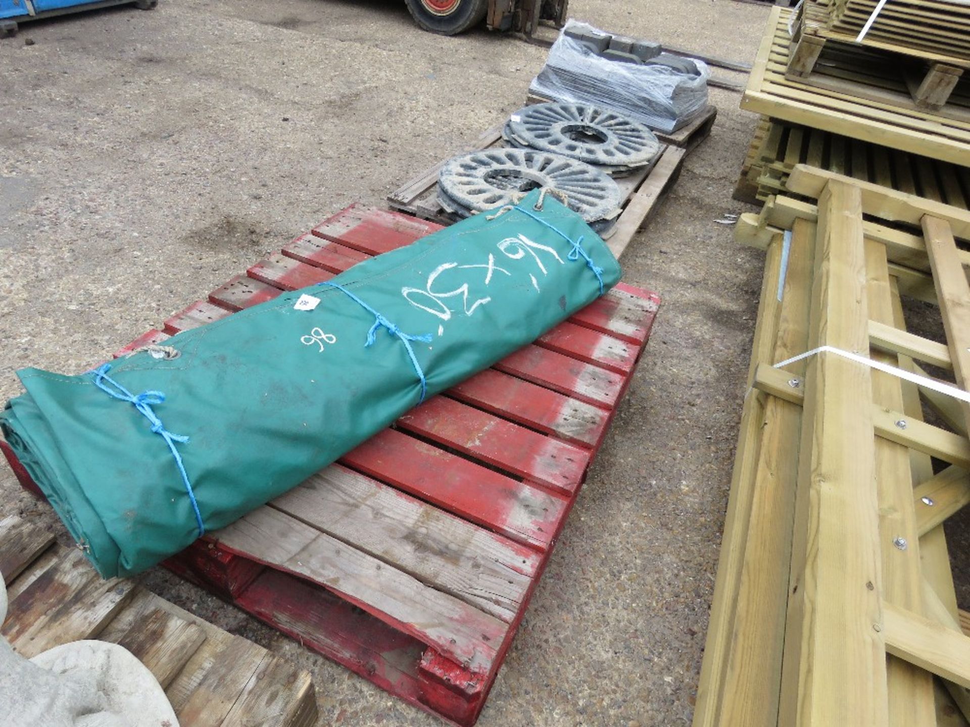 LARGE HEAVY DUTY TARPAULIN SHEET 16FT X 30FT APPROX. THIS LOT IS SOLD UNDER THE AUCTIONEERS MARGIN S - Image 3 of 4