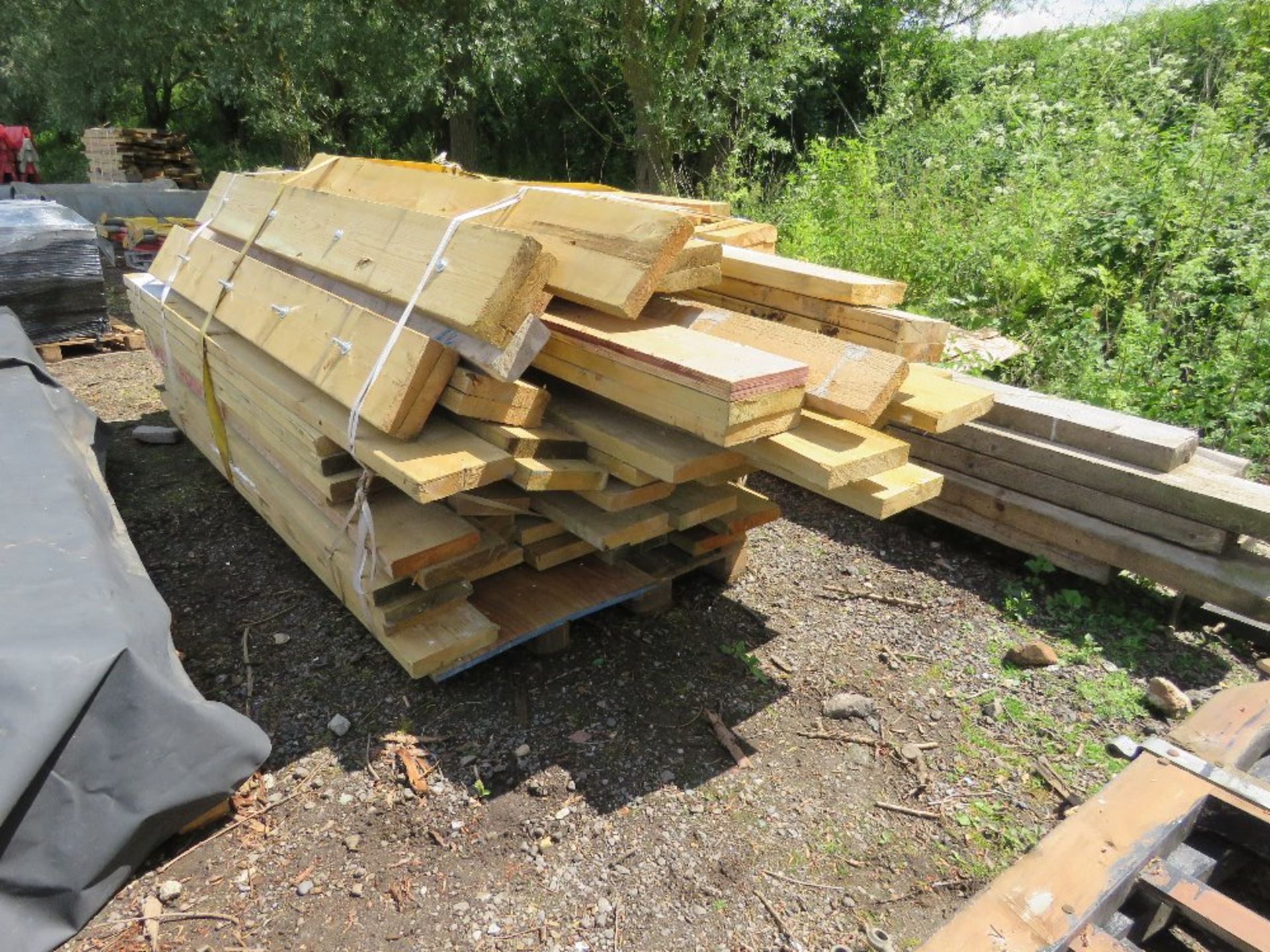 LARGE BUNDLE OF TIMBER JOISTS, MOSTLY 22CM X 45MM @ 5-12FT LENGTH APPROX. THIS LOT IS SOLD UNDER THE - Image 3 of 5