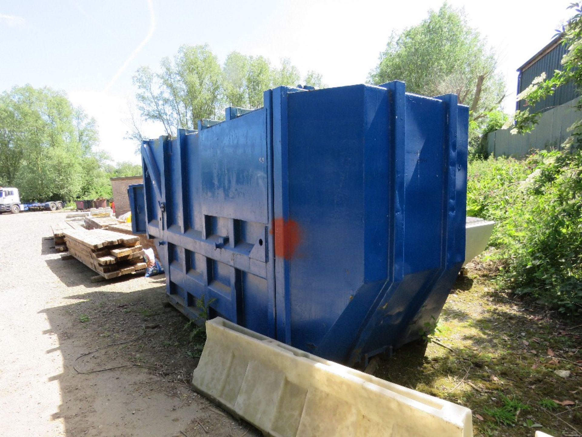 ANCHORPA SYSTEMS CHAINLIFT ENCLOSED COMPACTOR SKIP, 3PHASE POWERED. - Image 2 of 6