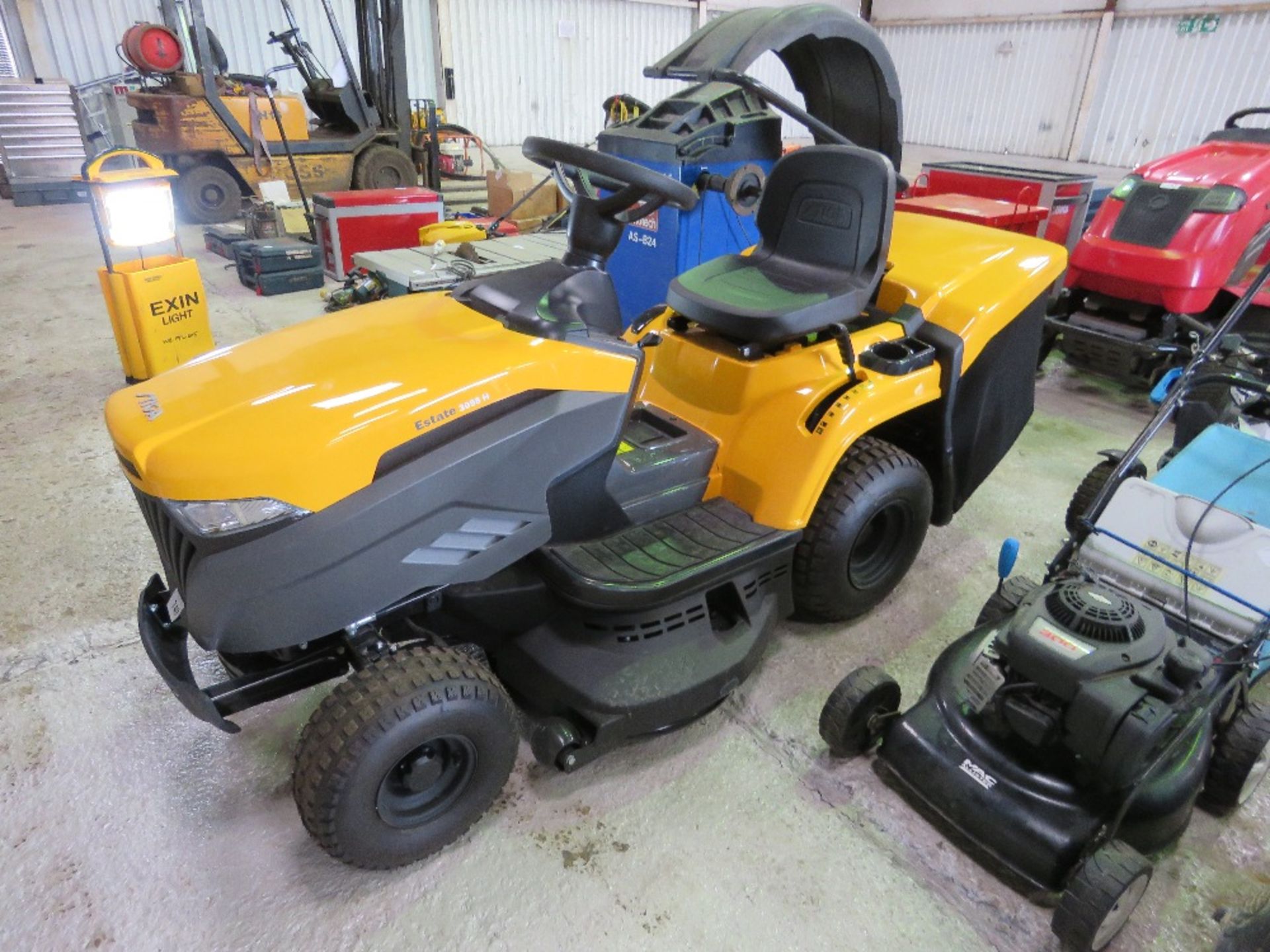 STIGA ESTATE 3098H RIDE ON MOWER, YEAR 2020, SHOP SOILED STOCK, UNUSED. WITH COLLECTOR. HYDRO DRIVE. - Image 2 of 7