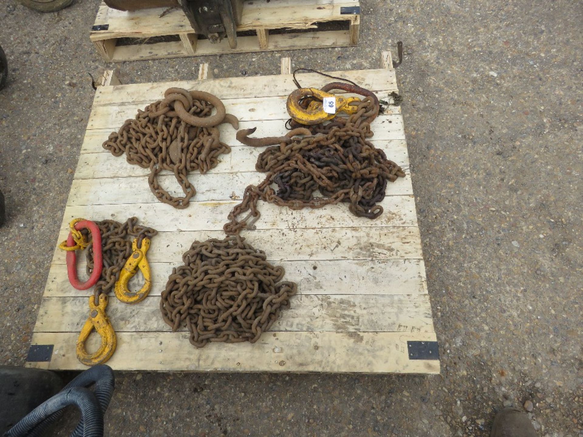 PALLET OF ASSORTED TOWING AND RECOVERY CHAINS. - Image 2 of 4