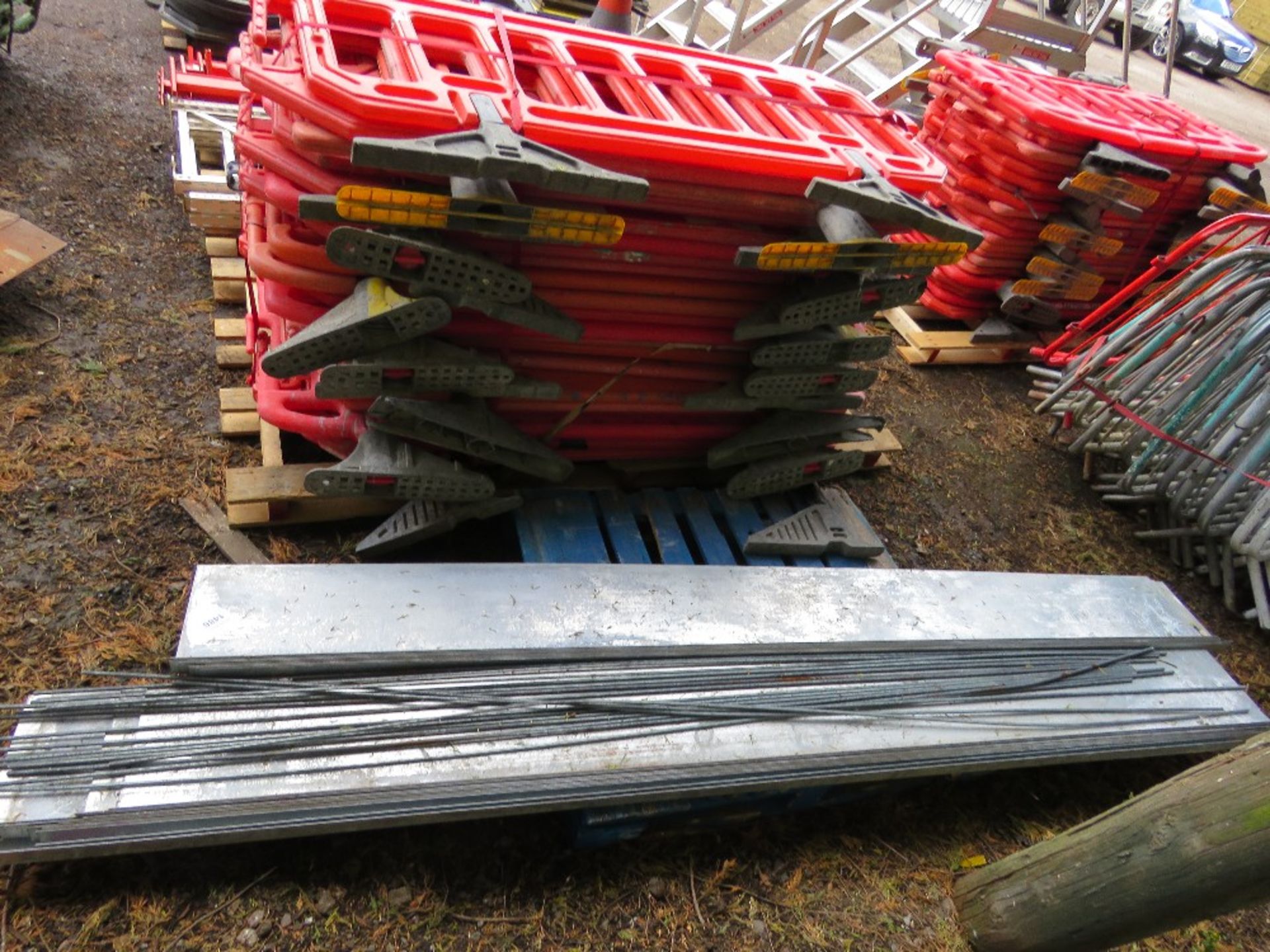 ASSORTED FOLDED METAL CORNER/FACIA PANELS @ 10FT LENGTH APPROX PLUS THREADED RODS. THIS LOT IS SOLD - Image 3 of 4