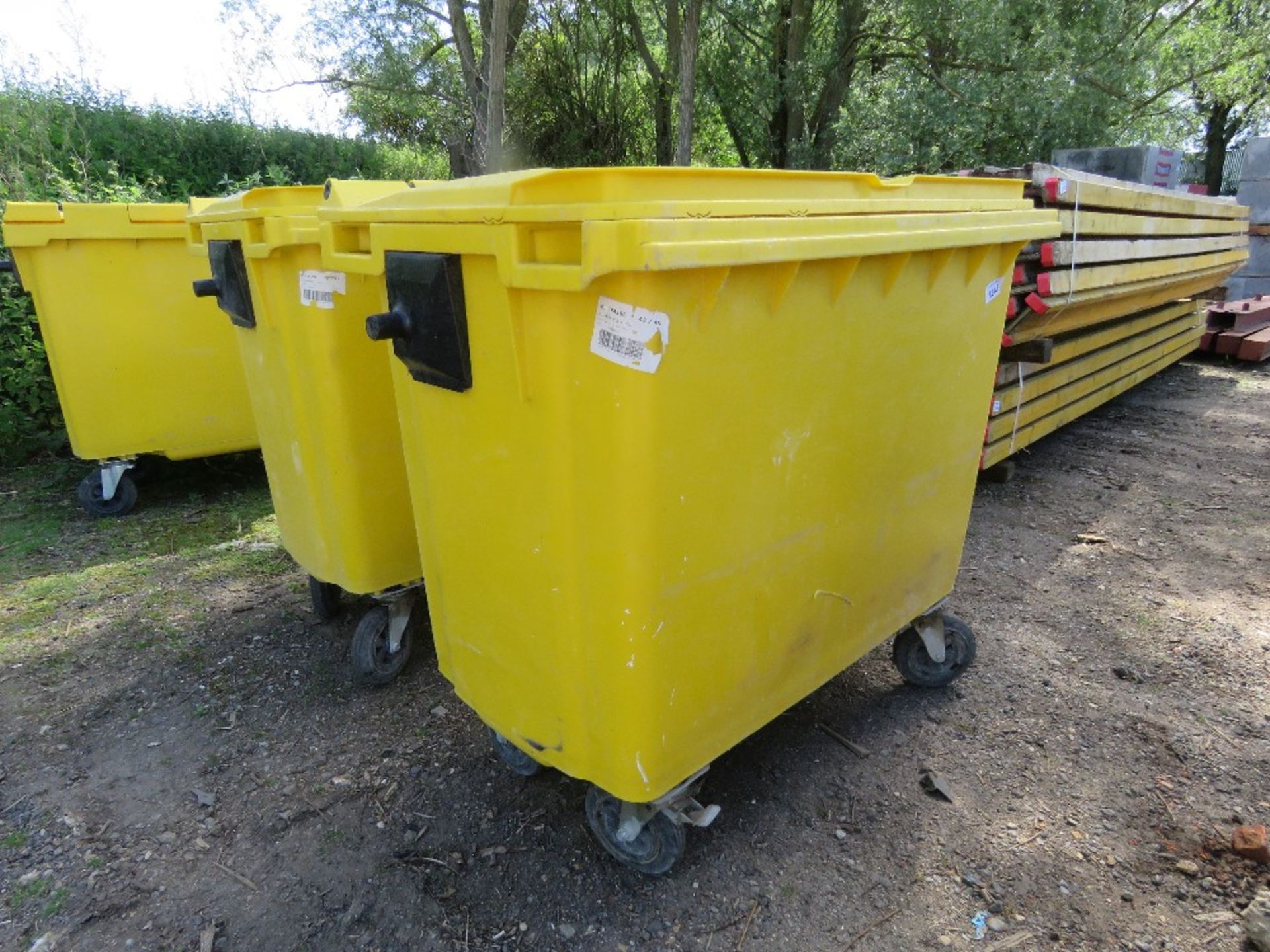 2 X LARGE CAPACITY WHEELED PLASTIC WASTE BINS. THIS LOT IS SOLD UNDER THE AUCTIONEERS MARGIN SCHEME, - Image 2 of 4