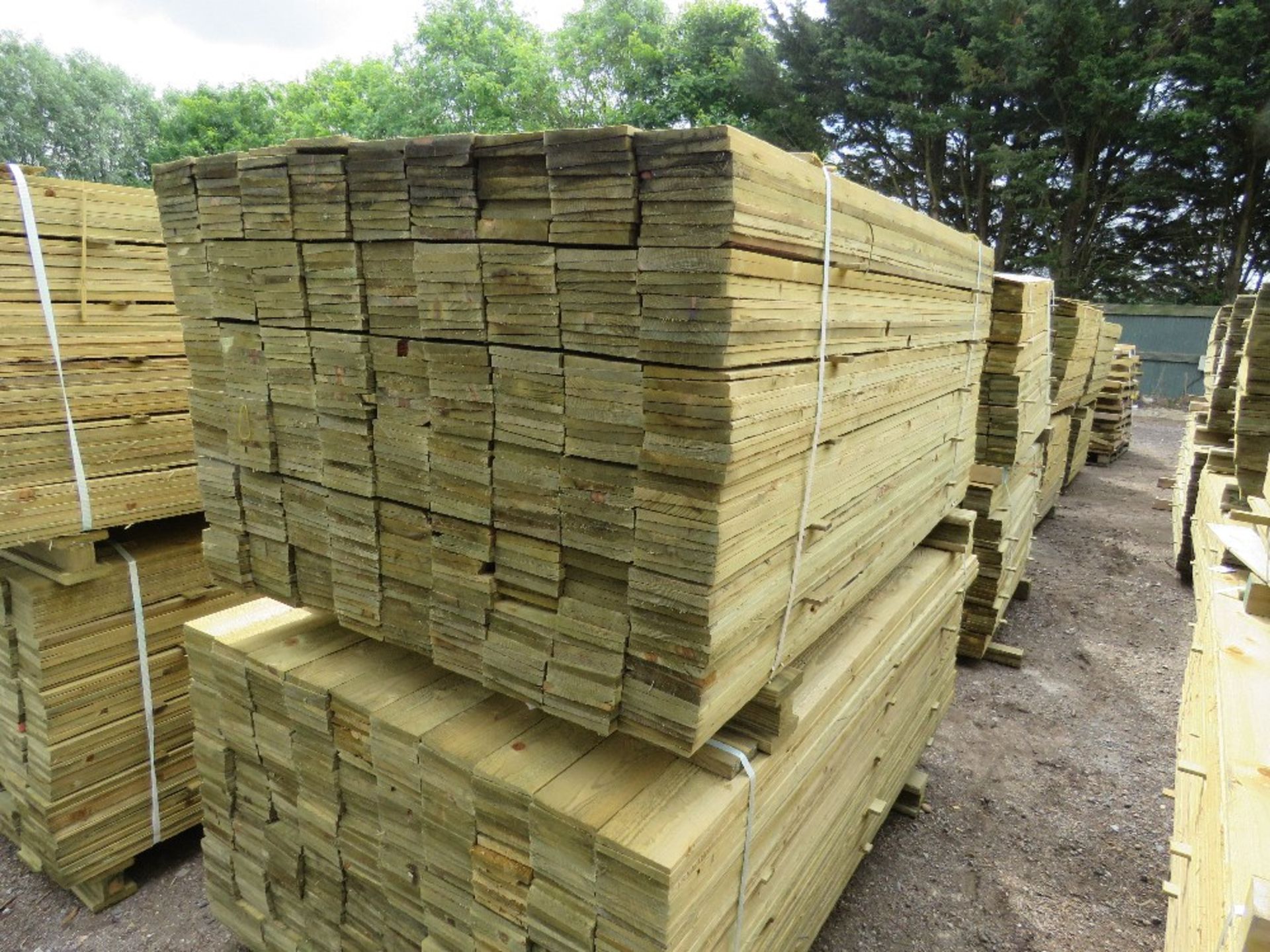 LARGE PACK OF PRESSURE TREATED FEATHER EDGE FENCE CLADDING TIMBERS. 1.65M LENGTH X 10CM WIDTH APPROX - Image 3 of 4