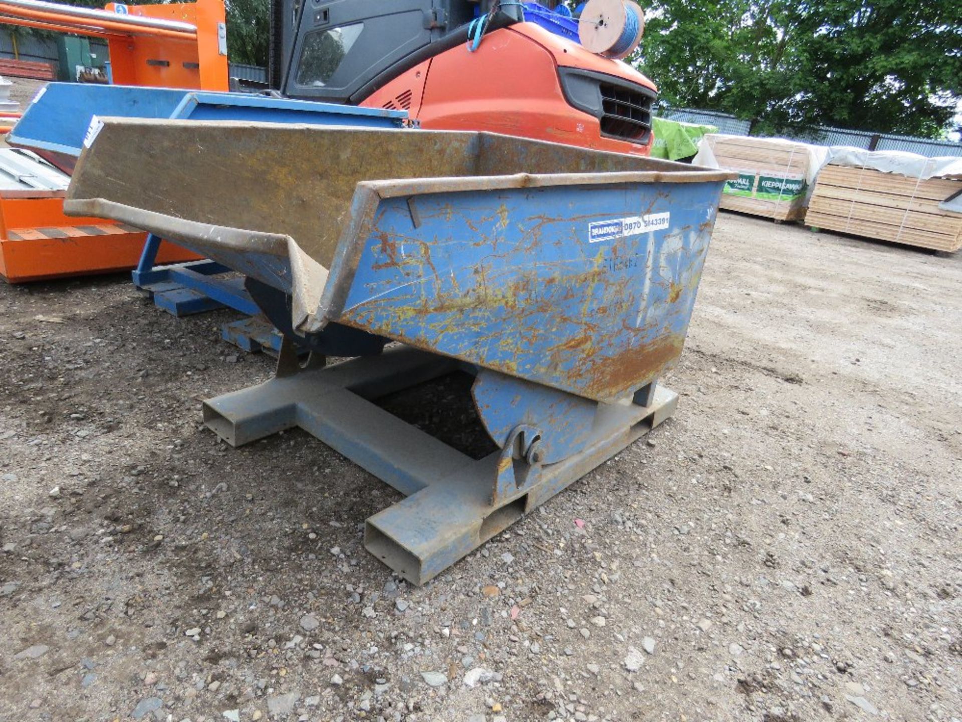 TIPPING FORKLIFT MOUNTED SKIP, REQUIRES A CATCH.. THIS LOT IS SOLD UNDER THE AUCTIONEERS MARGIN SCHE - Image 2 of 3